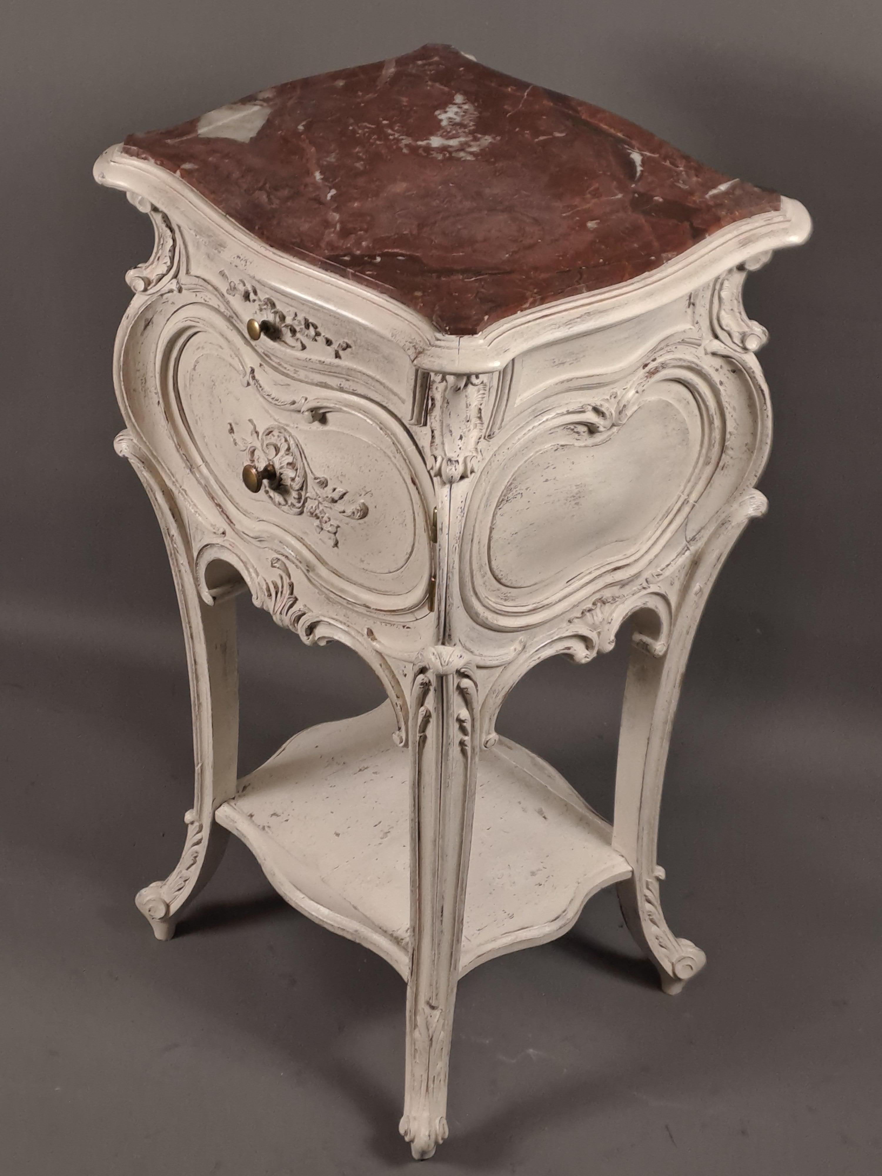 Louis XV Style Rocaille Side Table In Carved And Patinated Walnut In Good Condition For Sale In BARSAC, FR