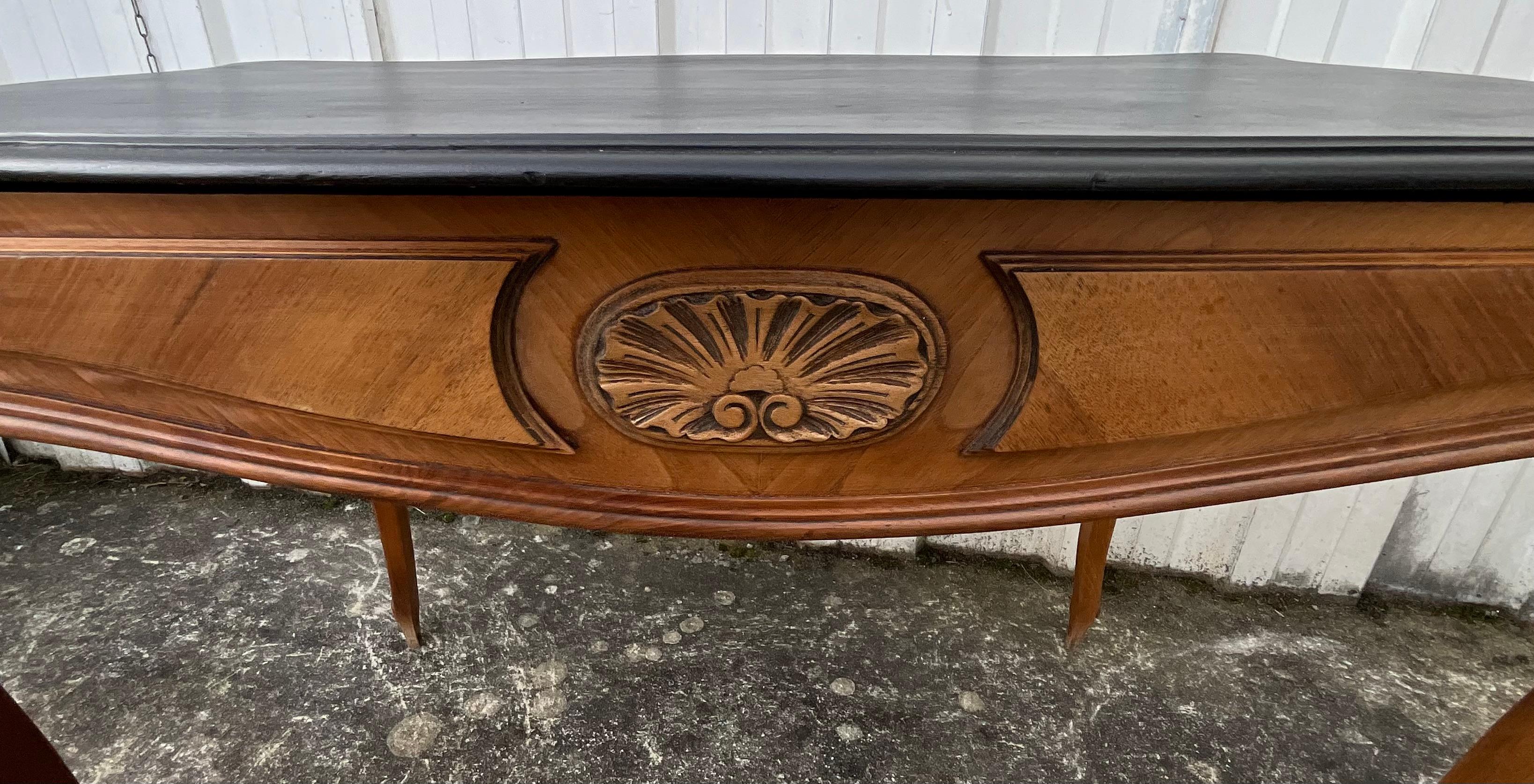 This table is molded. Its scalloped belt opens to a drawer.

The drawer is dovetail mounted to ensure perfect solidity. The drawer can be opened daily and hold many objects. It slides perfectly.

This table rests on four arched legs and each ending