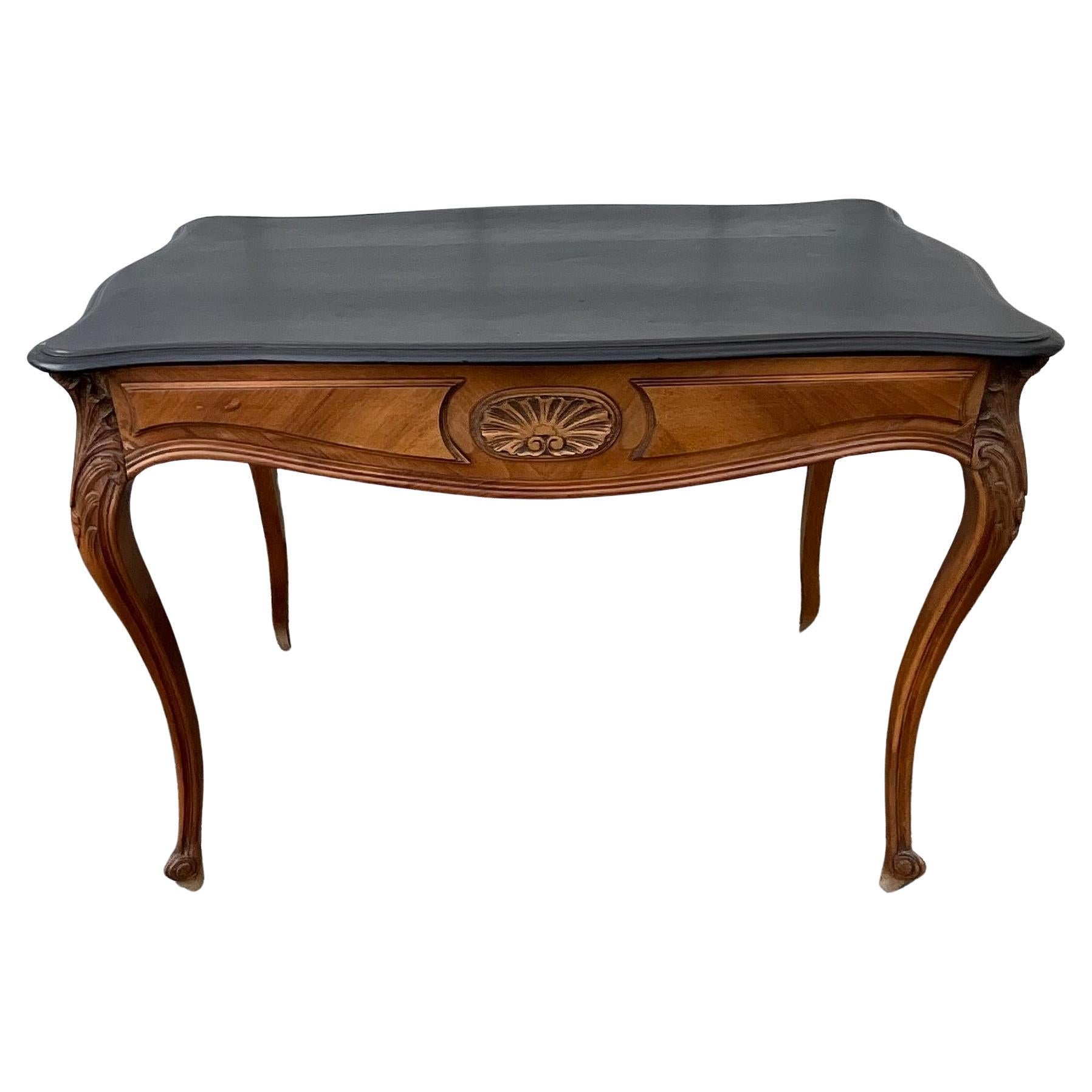 Table d'appoint Rocaille en noyer de style Louis XV en vente