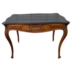 Table d'appoint Rocaille en noyer de style Louis XV