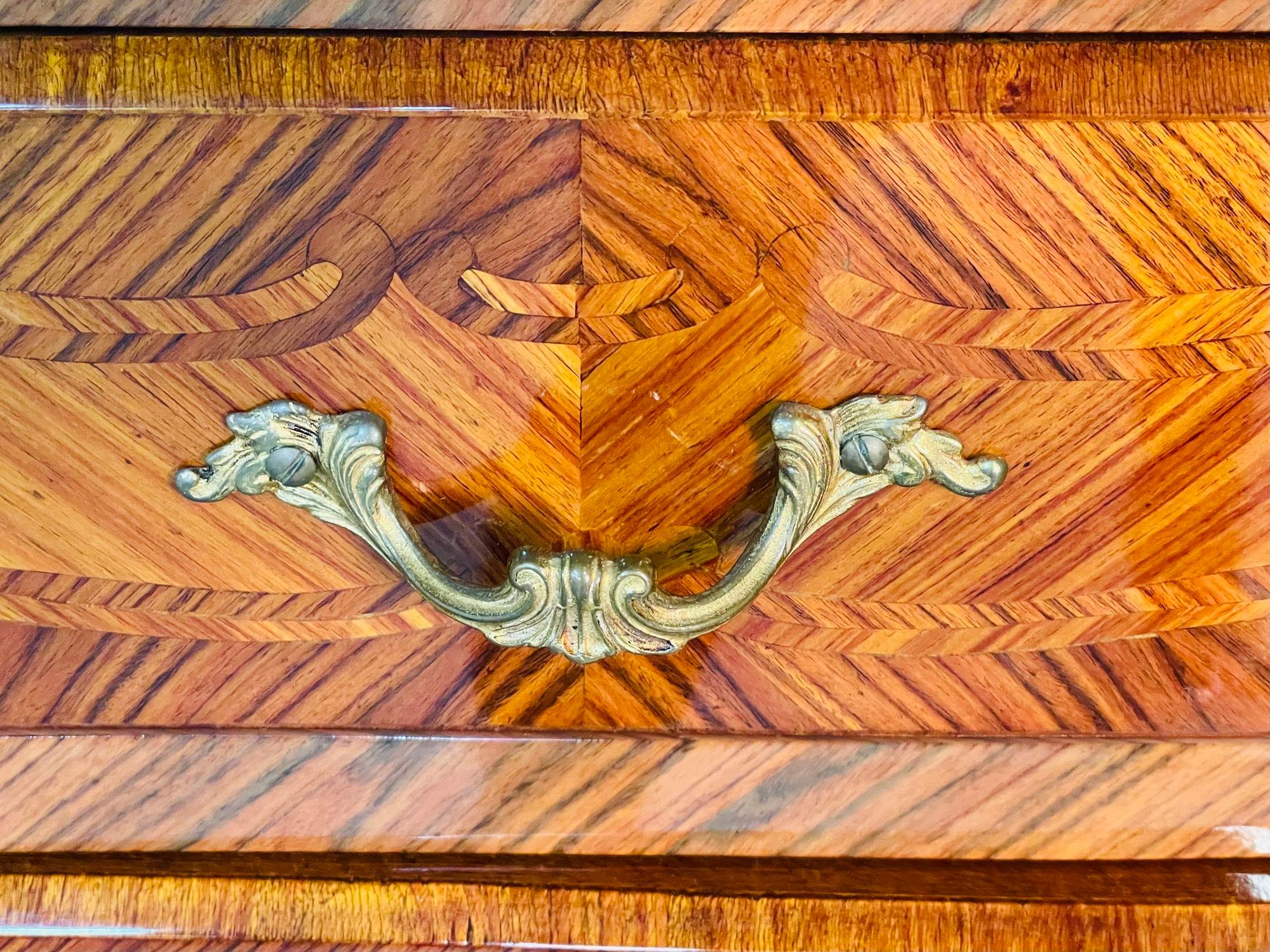 Sideboard aus Palisanderholz mit Intarsien im Louis-XV-Stil, Anrichte, Schrank, Bronzemontiert im Zustand „Gut“ im Angebot in Stamford, CT