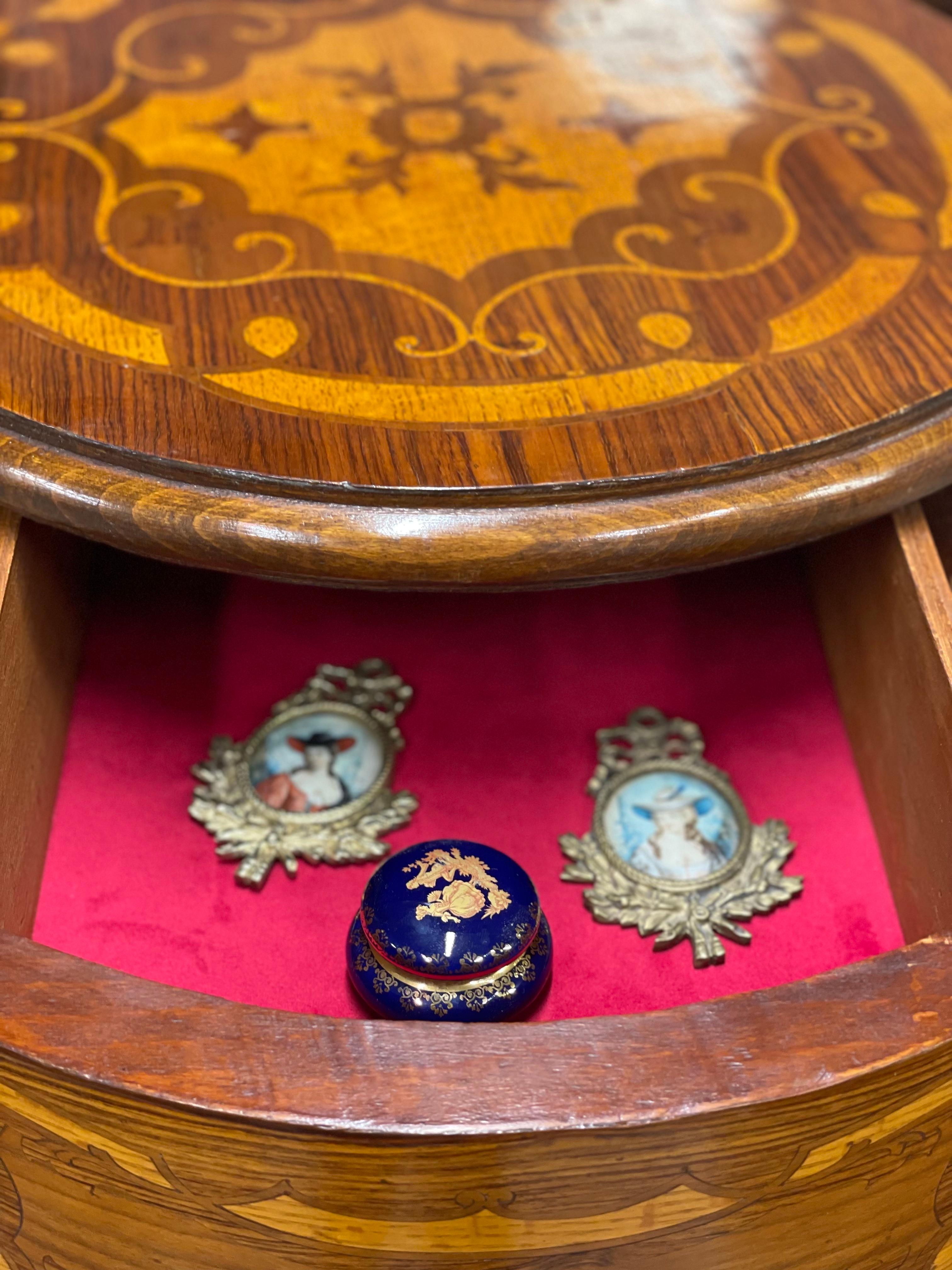 Runde Kommode mit sechs Schubladen im Stil Louis XV im Zustand „Gut“ im Angebot in LA CIOTAT, FR