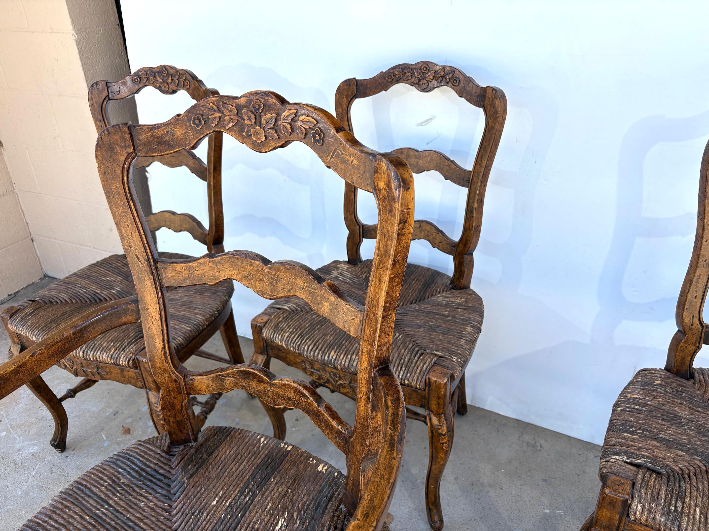 Louis XV Stil Binsen Sitz Esszimmerstühle Satz von 4 (amerikanisch) im Angebot