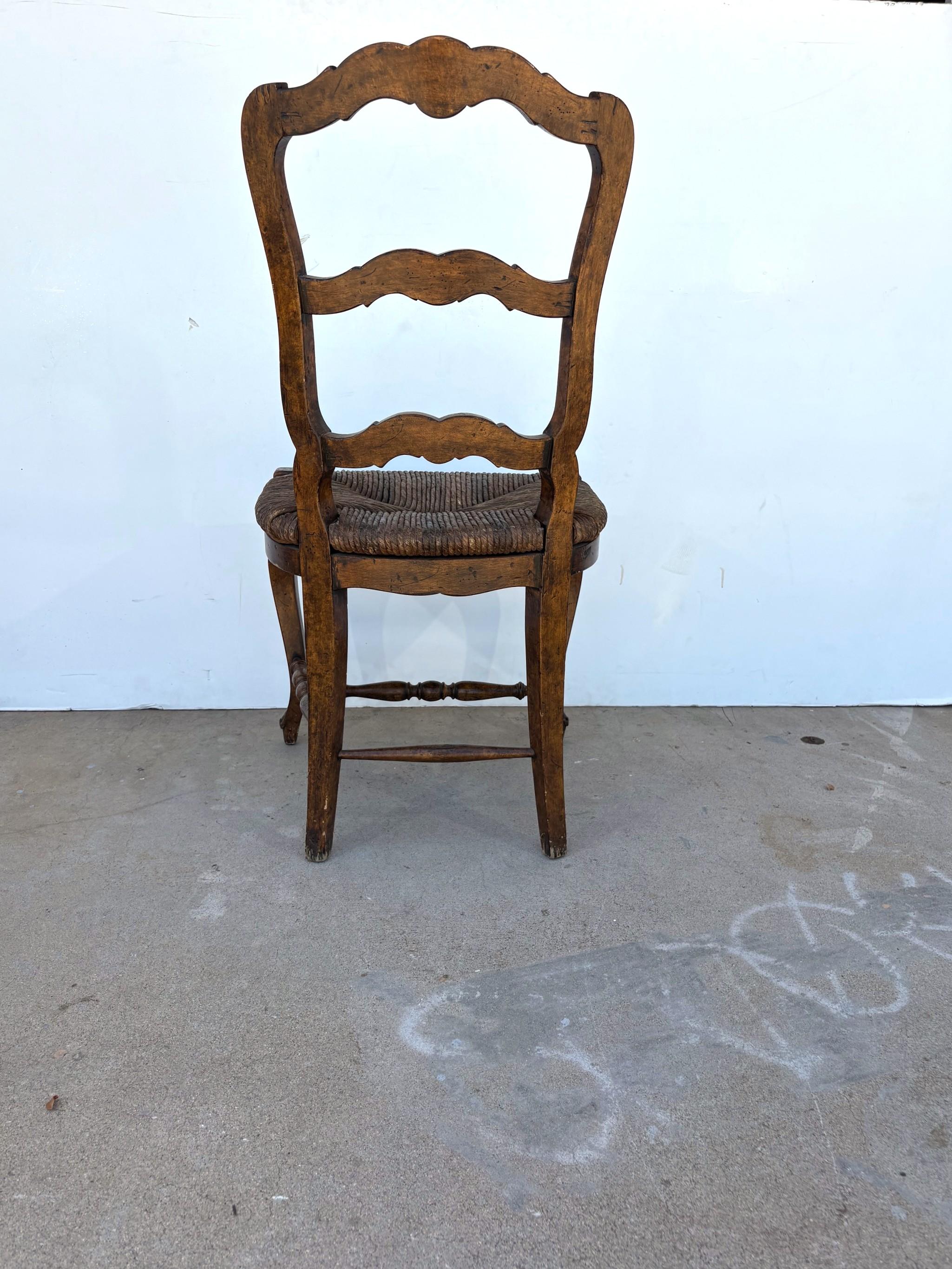 Louis XV Stil Binsen Sitz Esszimmerstühle Satz von 4 im Zustand „Gut“ im Angebot in Pomona, CA