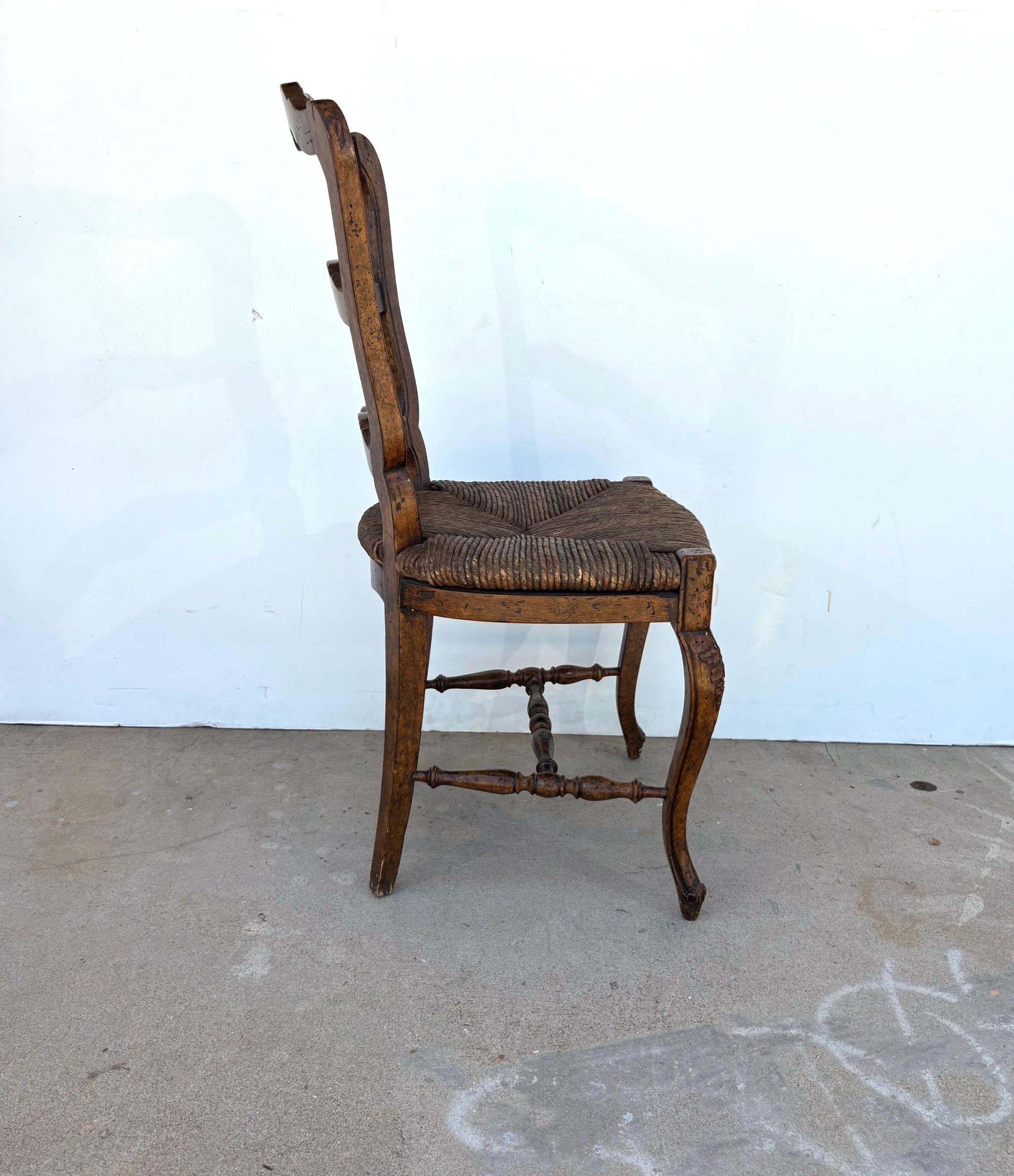 Louis XV Stil Binsen Sitz Esszimmerstühle Satz von 4 (Ende des 20. Jahrhunderts) im Angebot