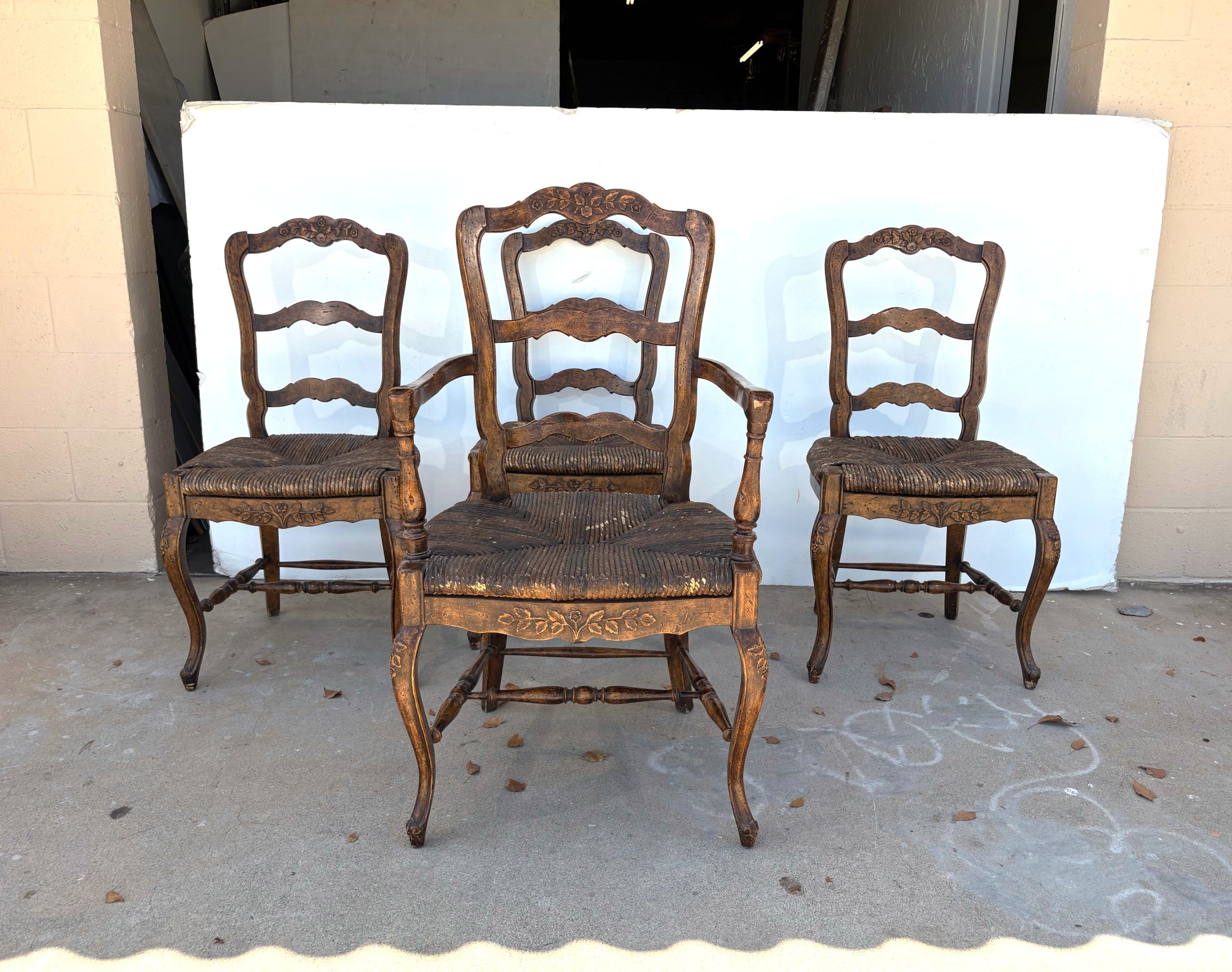 Louis XV Stil Binsen Sitz Esszimmerstühle Satz von 4 im Angebot