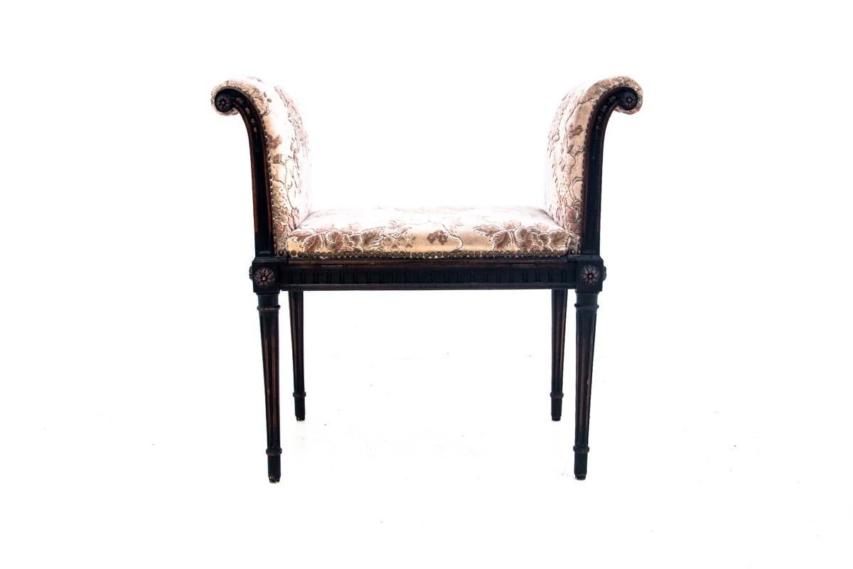 Louis XV style seat, mid. XX century.

Very good condition.

Dimensions: height: 77 cm, seat height: 48 cm, width: 80 cm, depth: 44 cm.