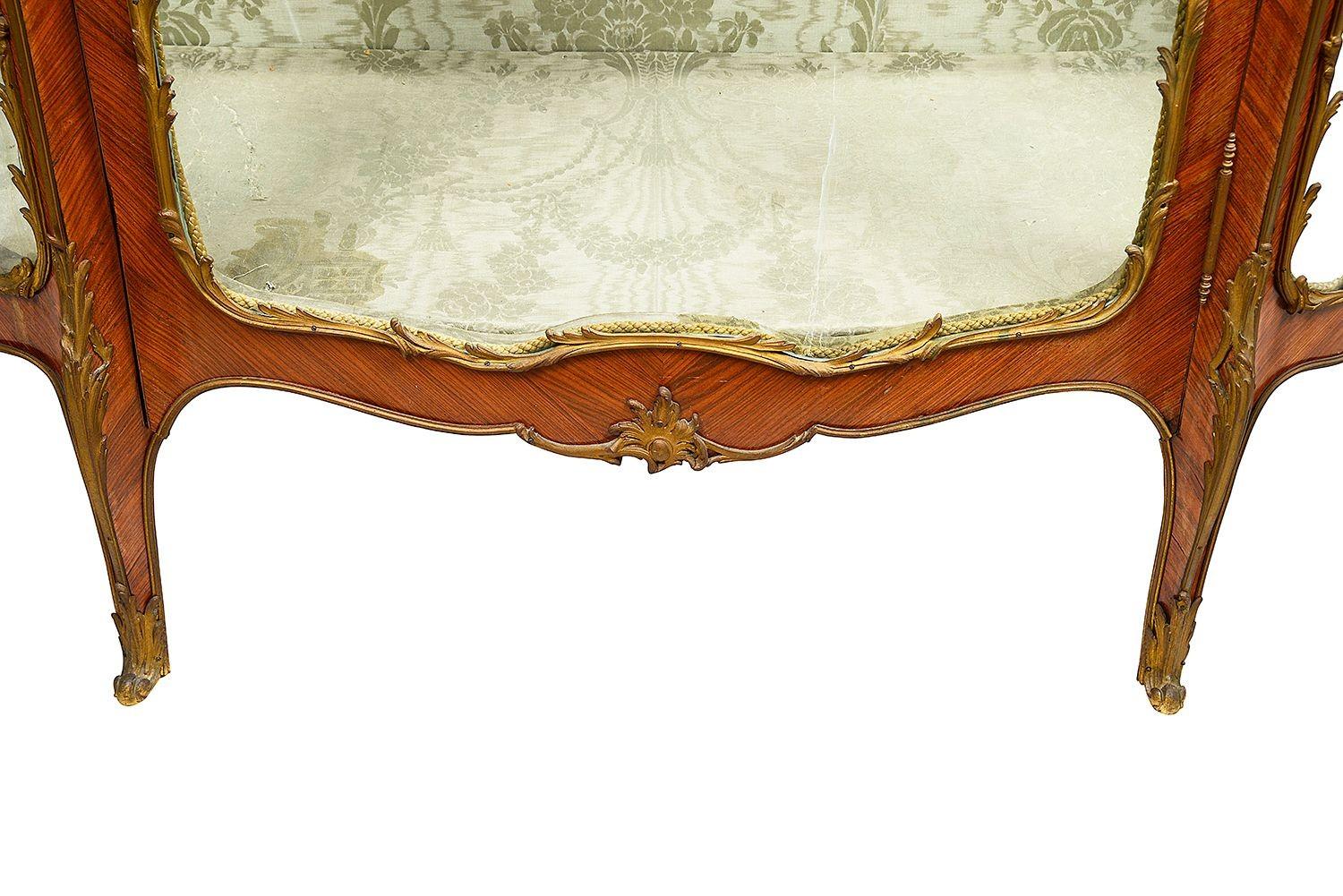 Louis XV Style Serpentine Fronted Display Cabinet In Good Condition For Sale In Brighton, Sussex