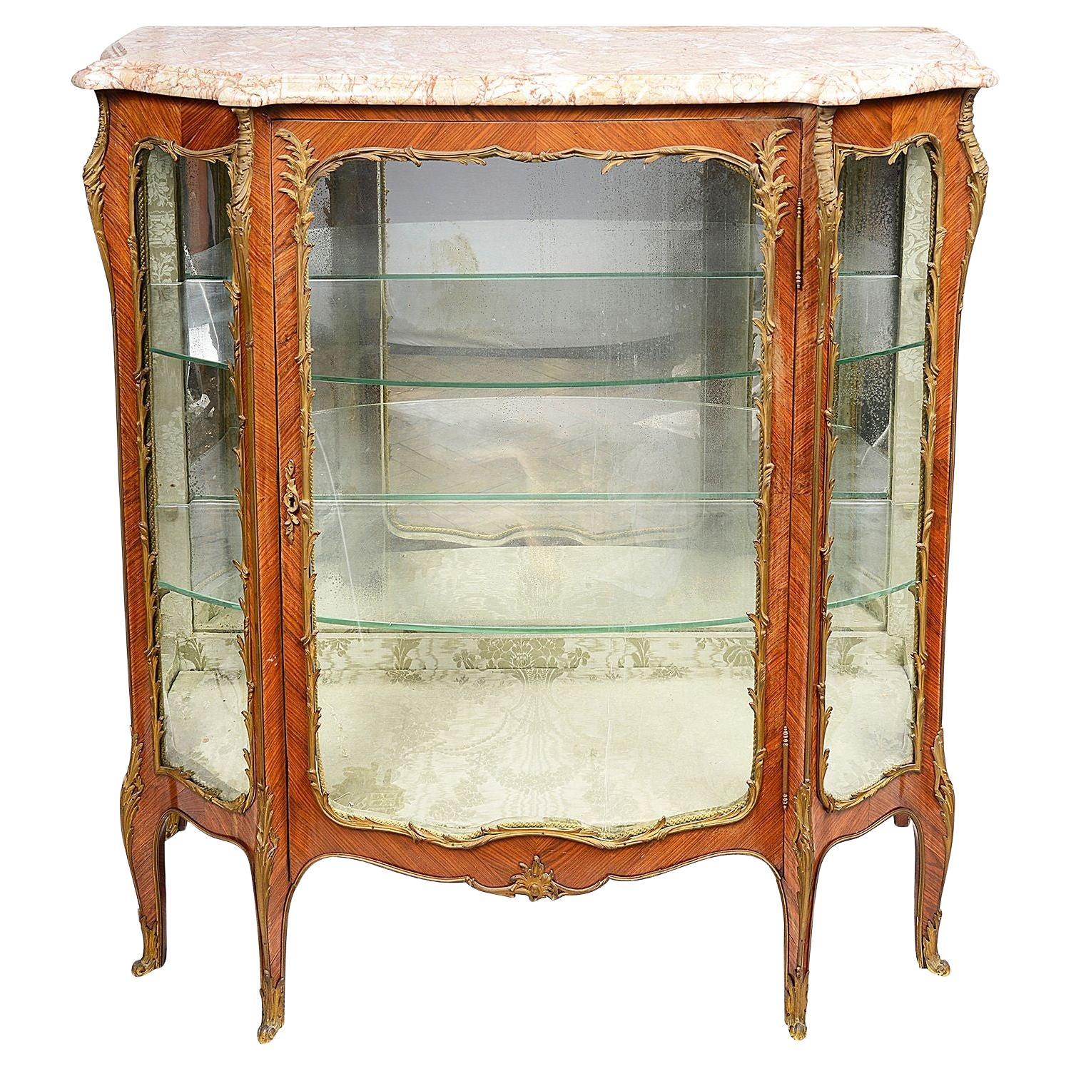 Vetrina a serpentina in stile Luigi XV.