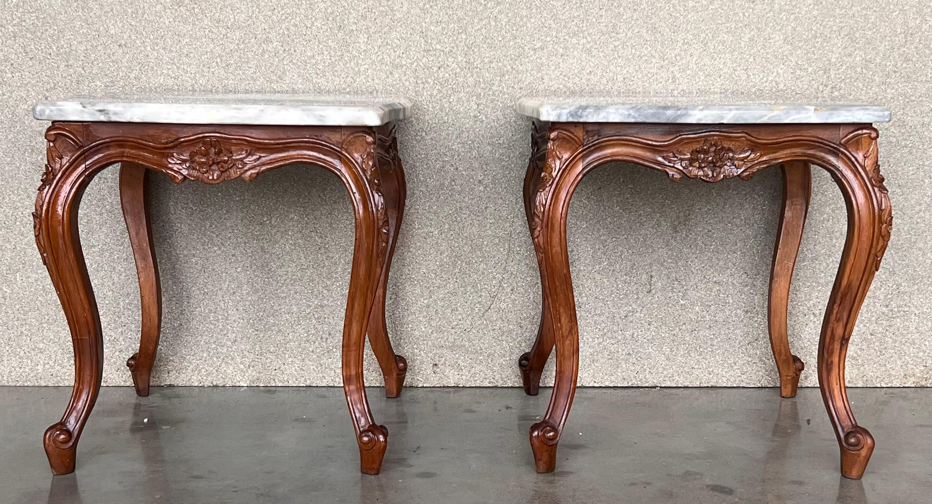 Dieser elegante Satz von Tischen im Stil Louis XV mit Marmorplatte, Struktur aus Nussbaum, mit vier verjüngten Beinen. 

