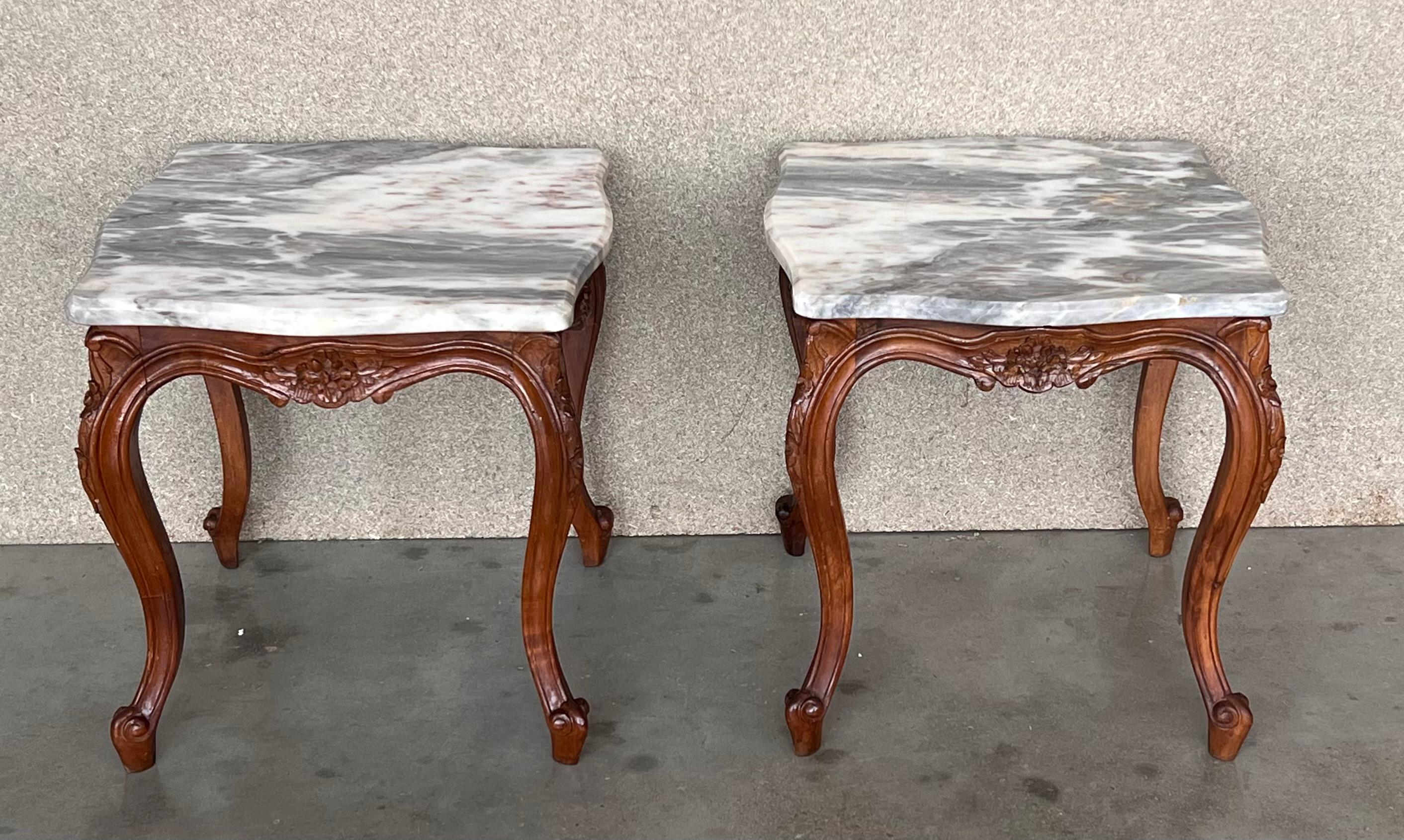 Ensemble de deux tables basses de style Louis XV avec plateau en marbre Bon état - En vente à Miami, FL
