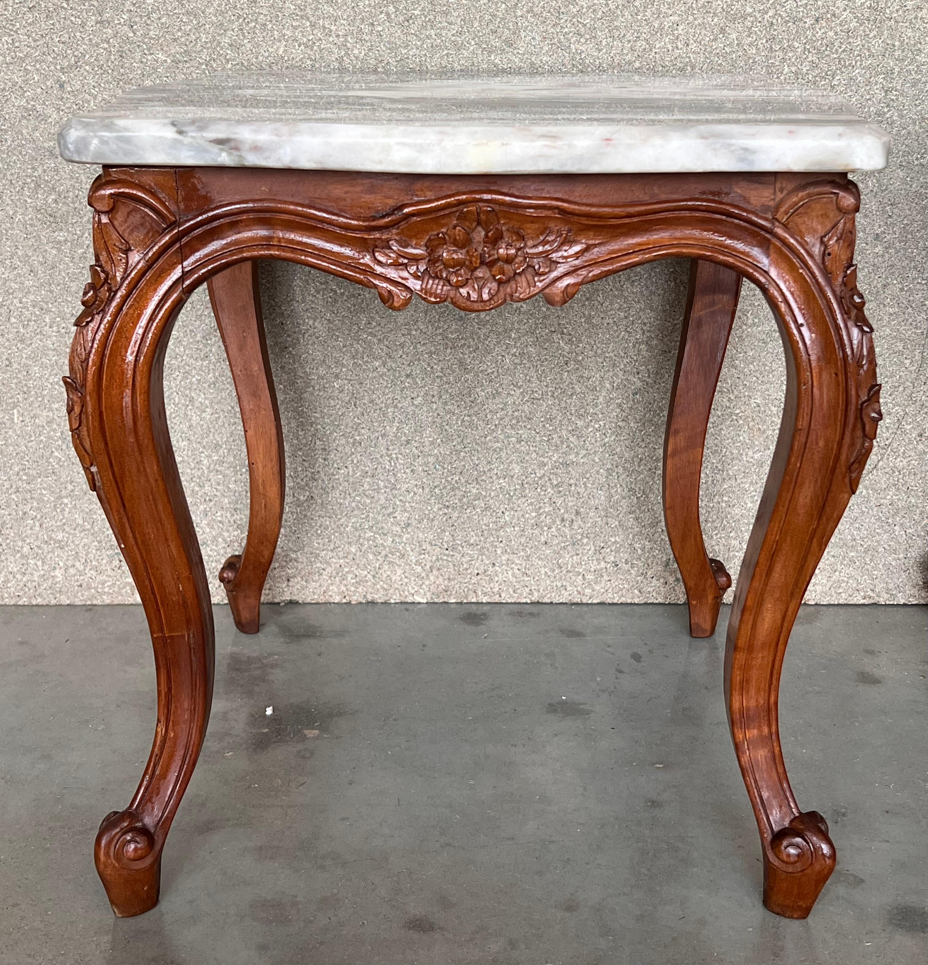 Noyer Ensemble de deux tables basses de style Louis XV avec plateau en marbre en vente