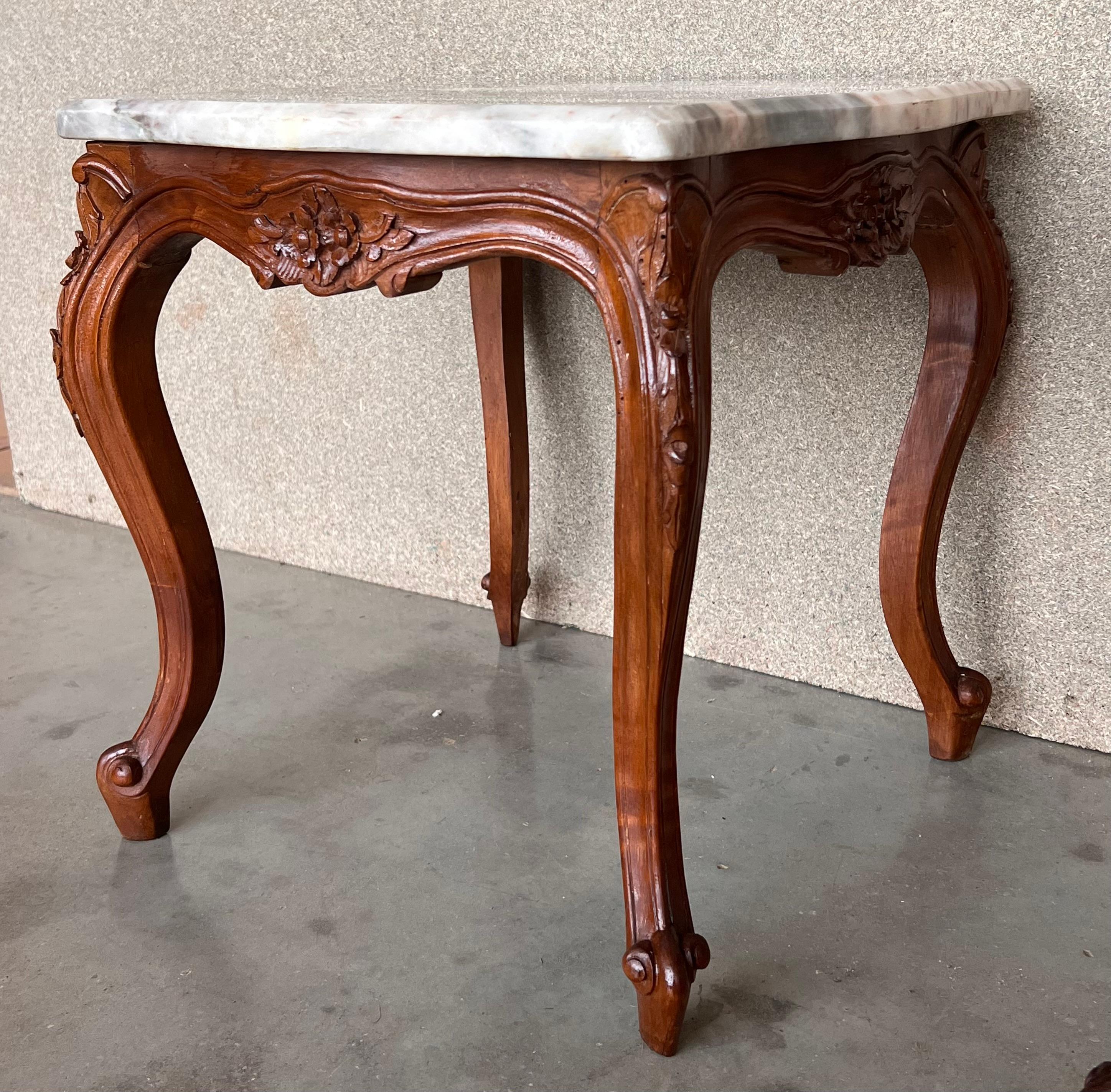Ensemble de deux tables basses de style Louis XV avec plateau en marbre en vente 1