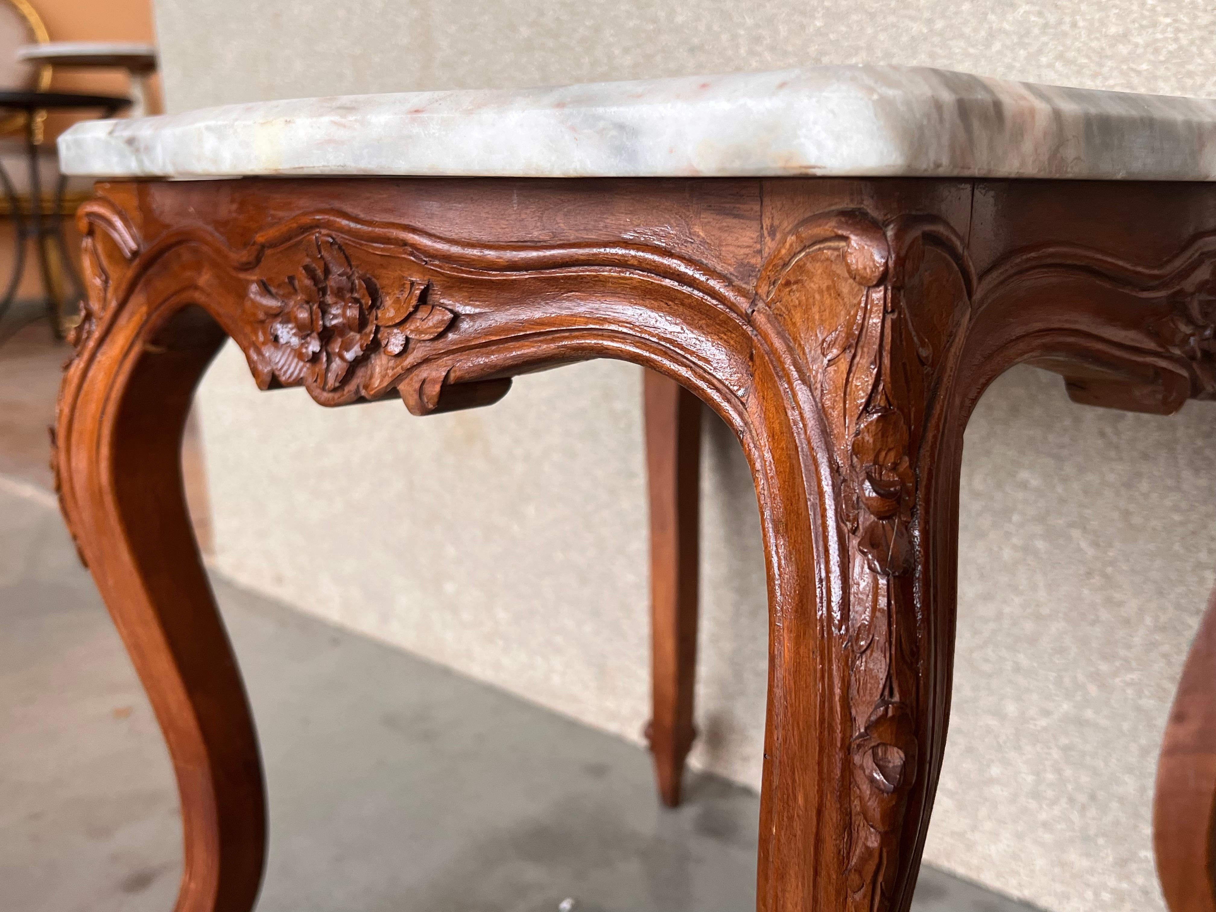 Ensemble de deux tables basses de style Louis XV avec plateau en marbre en vente 2
