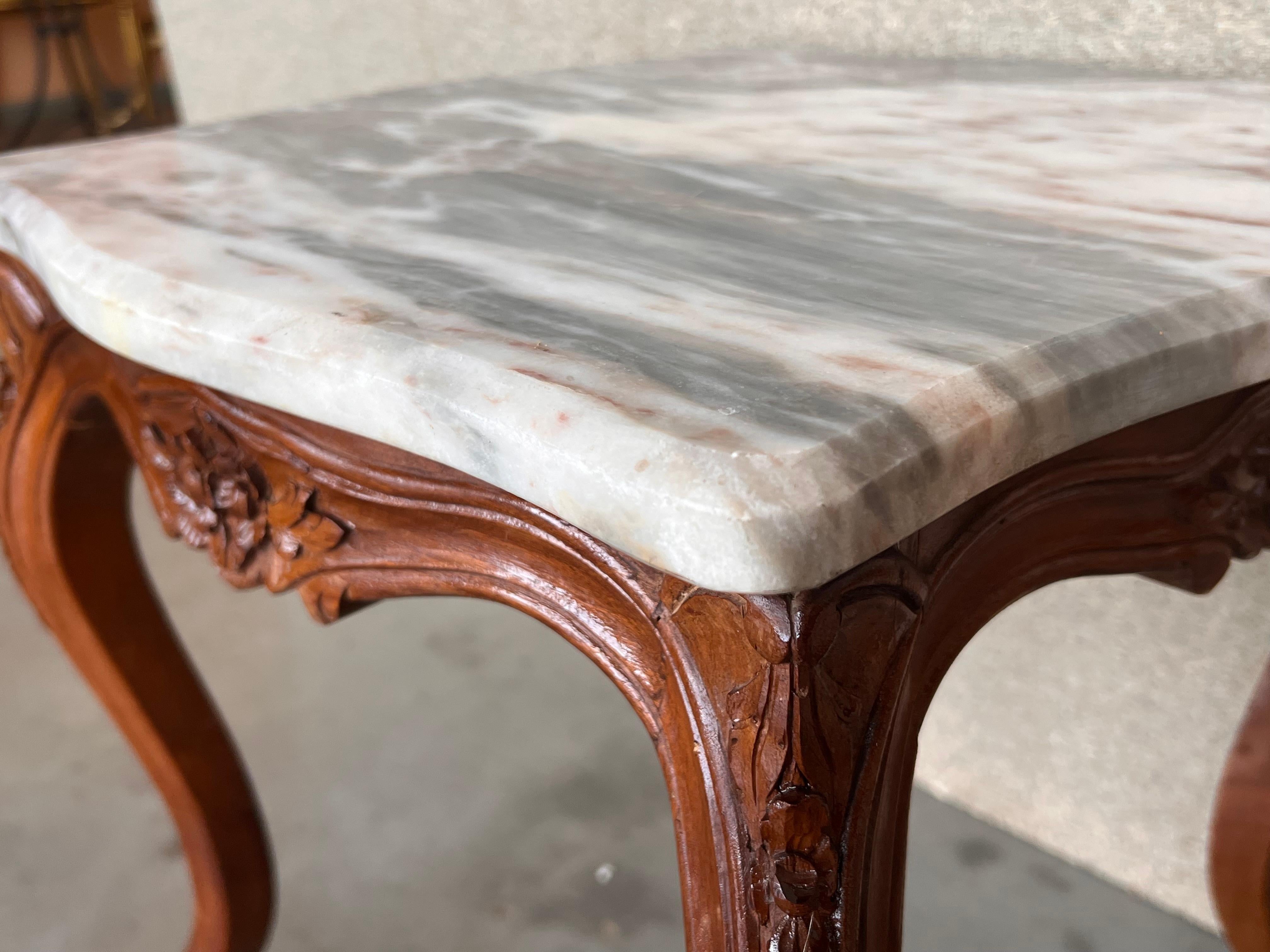 Ensemble de deux tables basses de style Louis XV avec plateau en marbre en vente 3