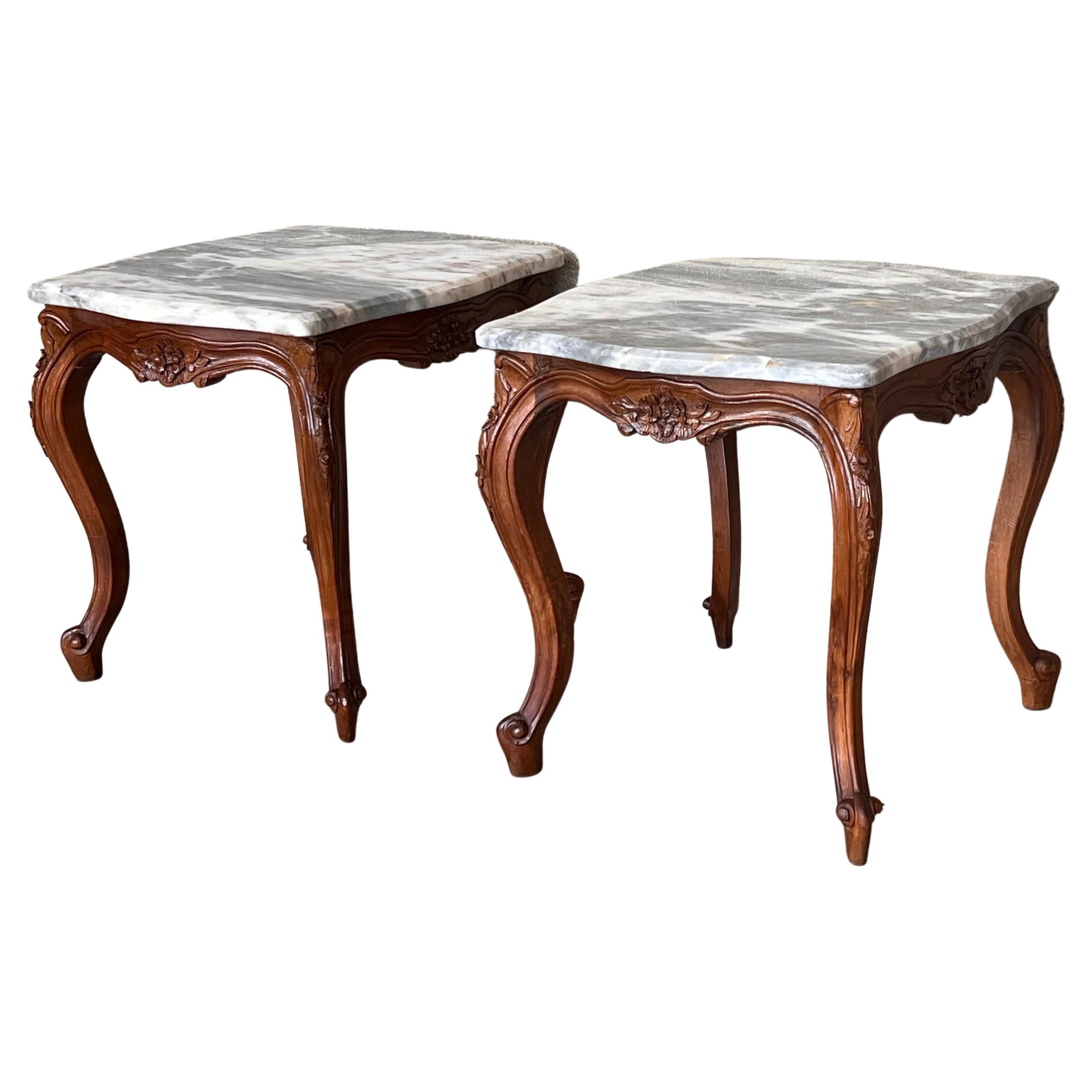 Ensemble de deux tables basses de style Louis XV avec plateau en marbre