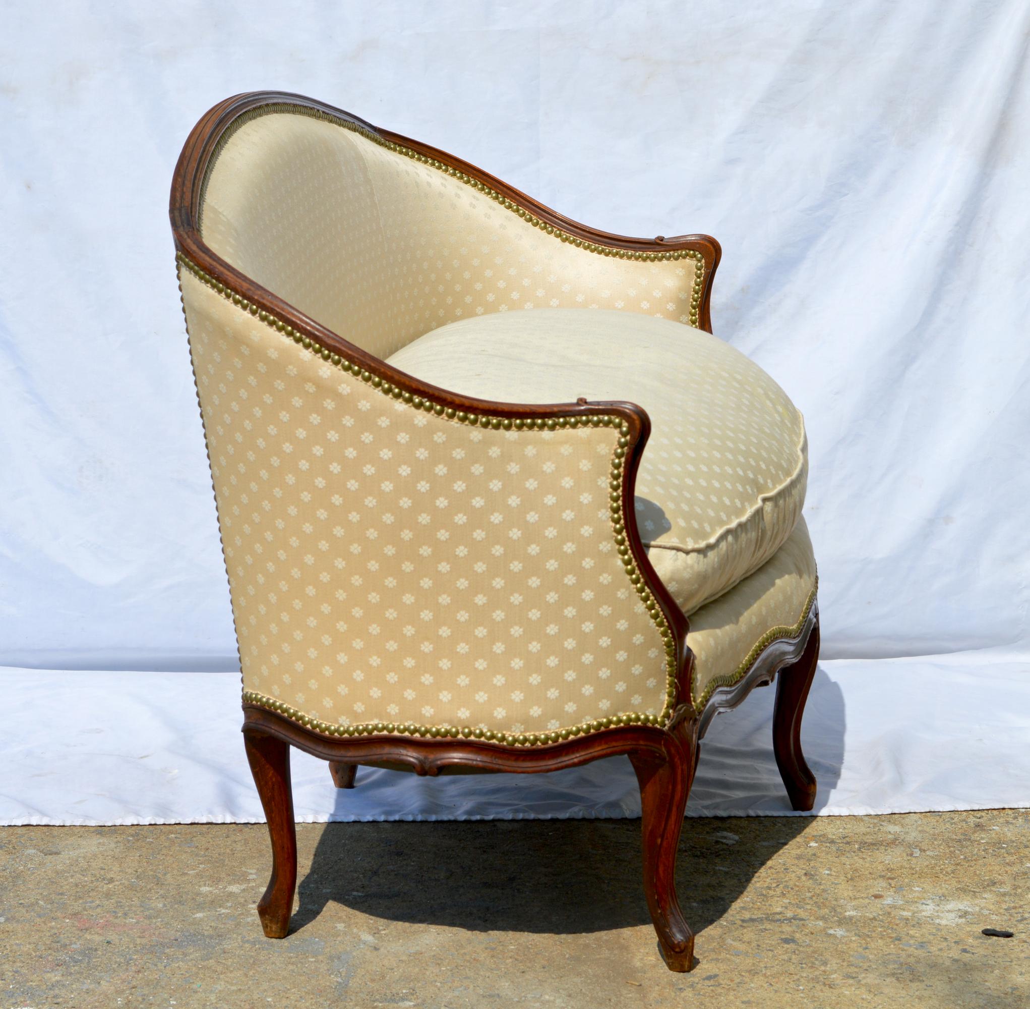 Louis XV Style Settee / Canape of a Curvaceous Form In Good Condition In Charlottesville, VA