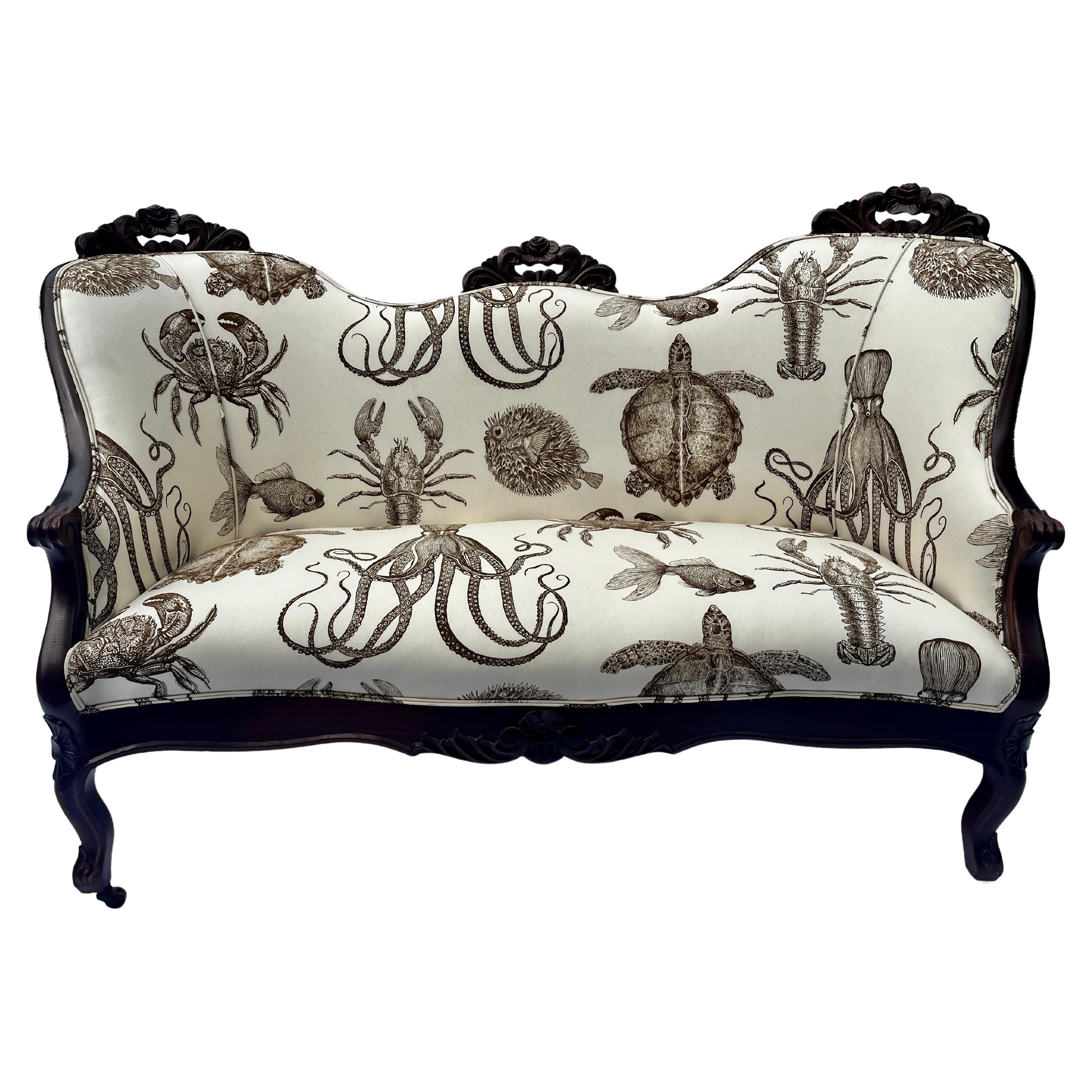 Settee im Louis-XV-Stil mit geschwungenen Linien und seltenem Thomas Paul Oceania-Stoff 