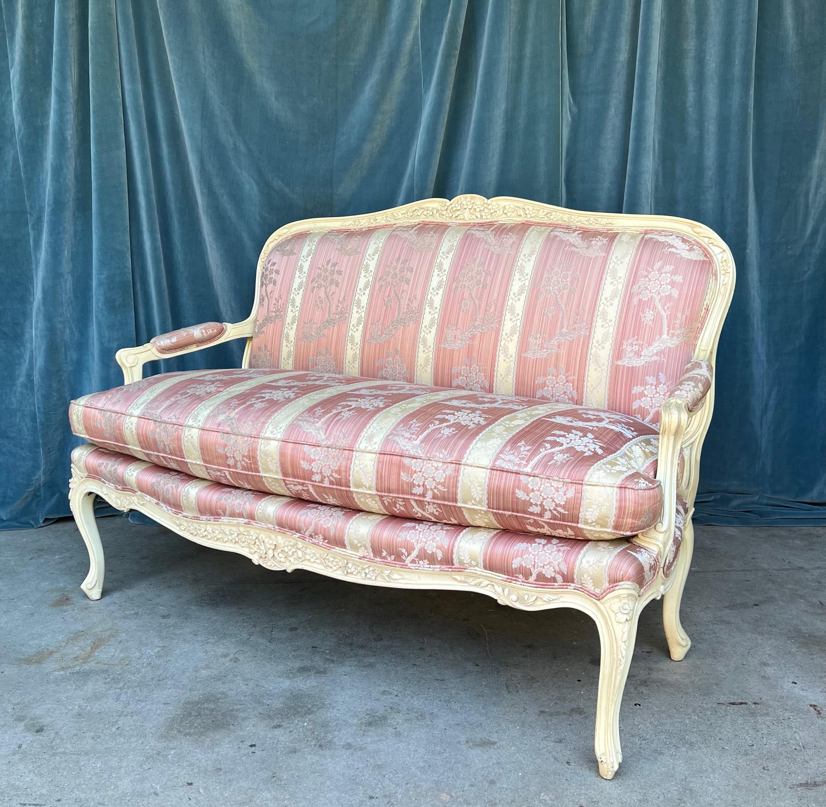 Louis XV Style Settee with Painted Finish In Good Condition For Sale In Buchanan, NY