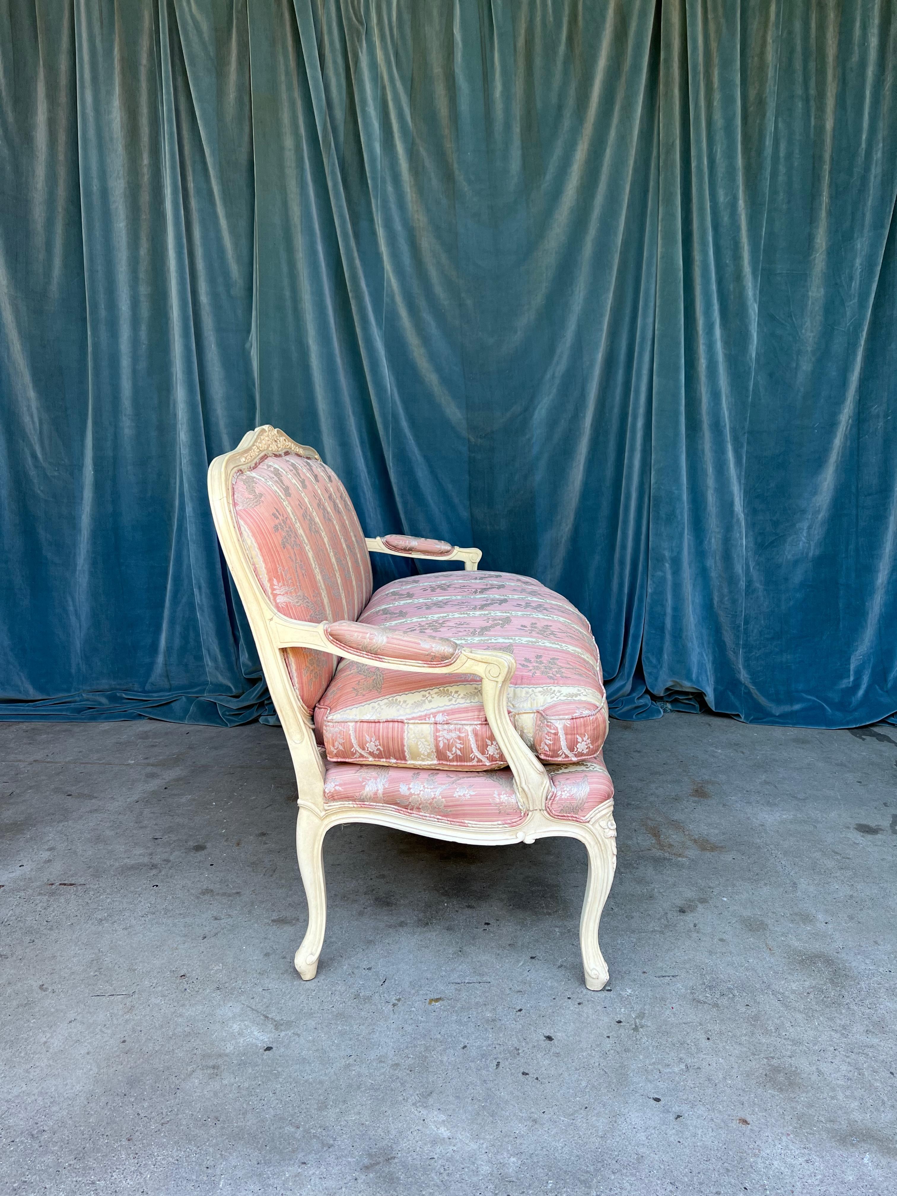Louis XV-Sofa mit lackierter Oberfläche (Stoff) im Angebot