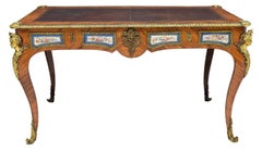 Bureau Plat monté de style Louis XV de Sèvres:: 19ème siècle