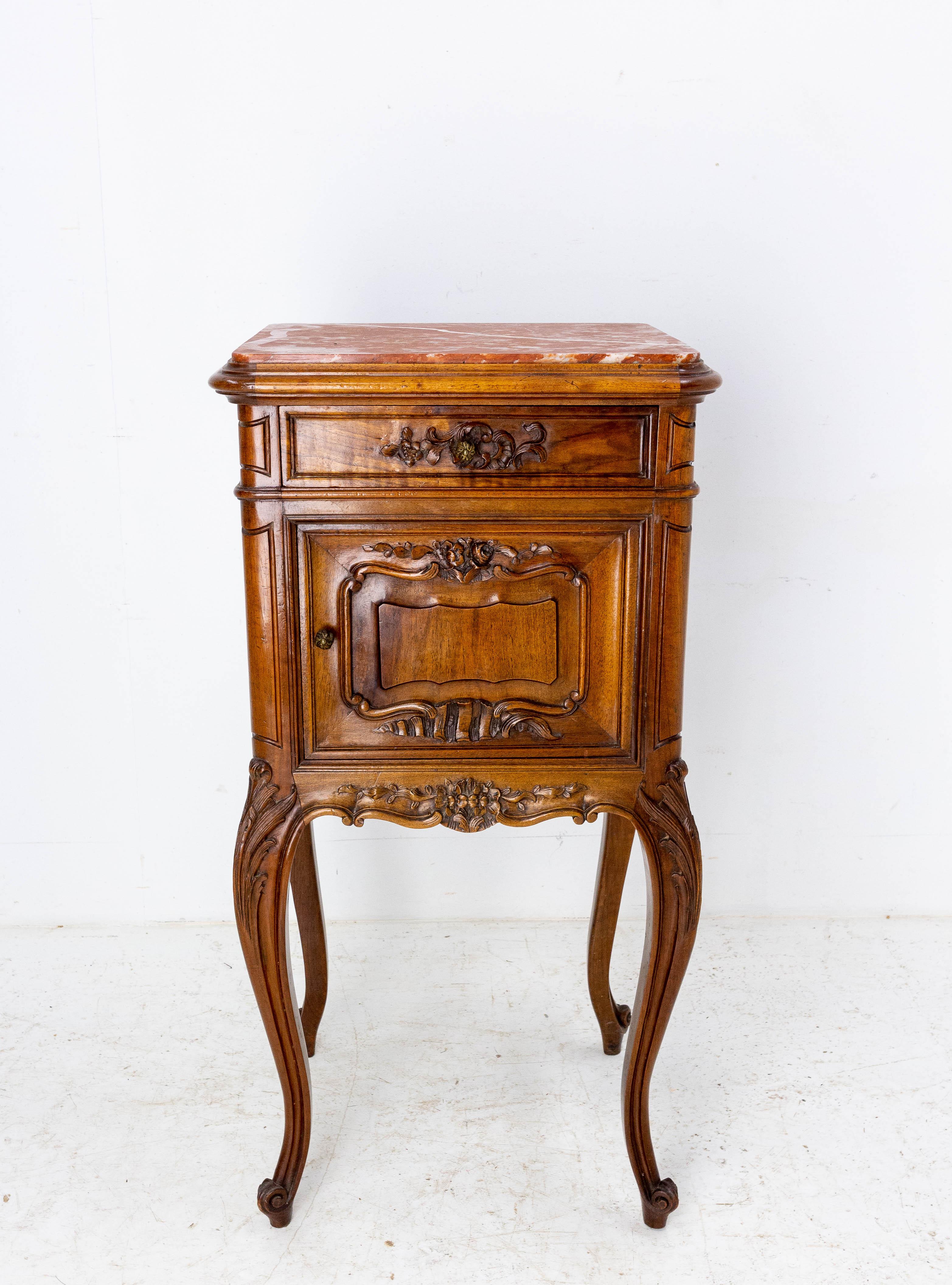 French side cabinet Louis XV style nightstand
Mid-century
Walnut and marble top bedside table
Carved with vegetal and floral motifs.
Very good condition.

Shipping: 
L34,5 P39,5 H87,5 19 Kg.