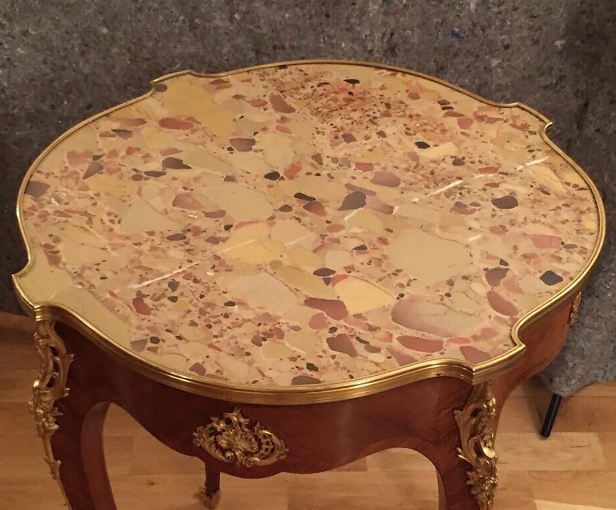 Gueridon,
Tavolino di Baur, Gass & Schamber, Parigi, 1870 circa
Stile Luigi XV / Rococò.
Impiallacciatura applicata a fasce incrociate in Kingwood con applicazioni in bronzo dorato al mercurio. Ha un piano in marmo italiano lucido di Rosso