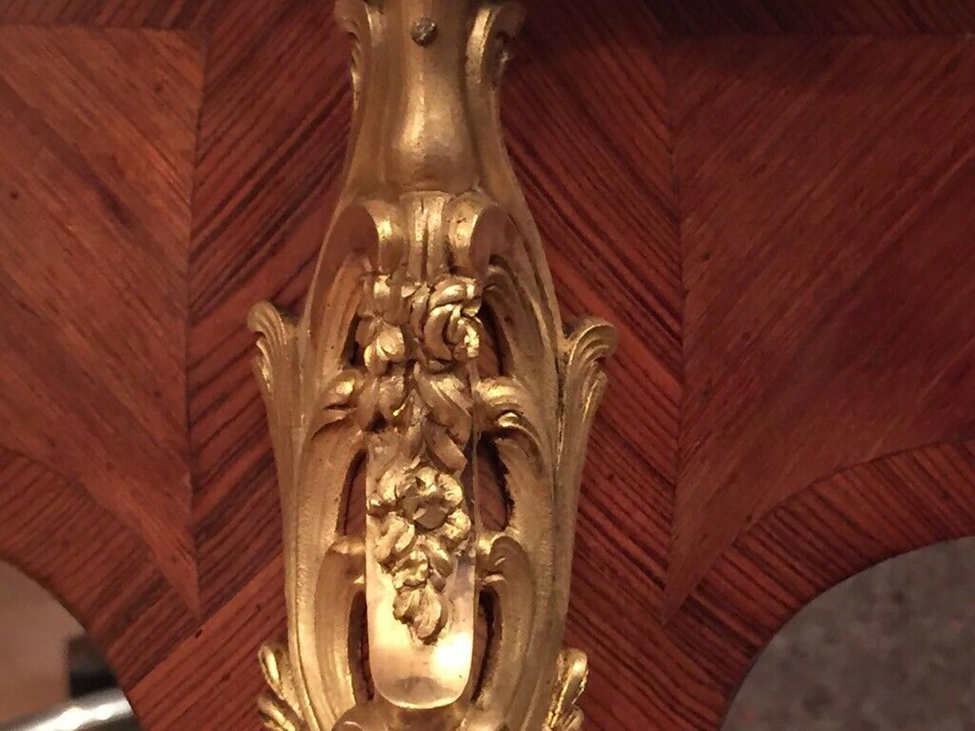 Doré Table d'appoint style Louis XV Gueridon Bronzes Kingwood A Linke Beurdeley Quality en vente