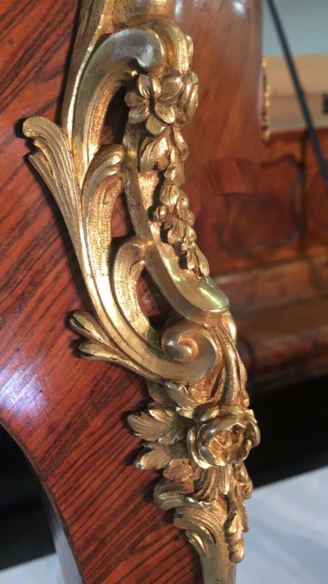 Table d'appoint style Louis XV Gueridon Bronzes Kingwood A Linke Beurdeley Quality Bon état - En vente à Ettlingen, DE