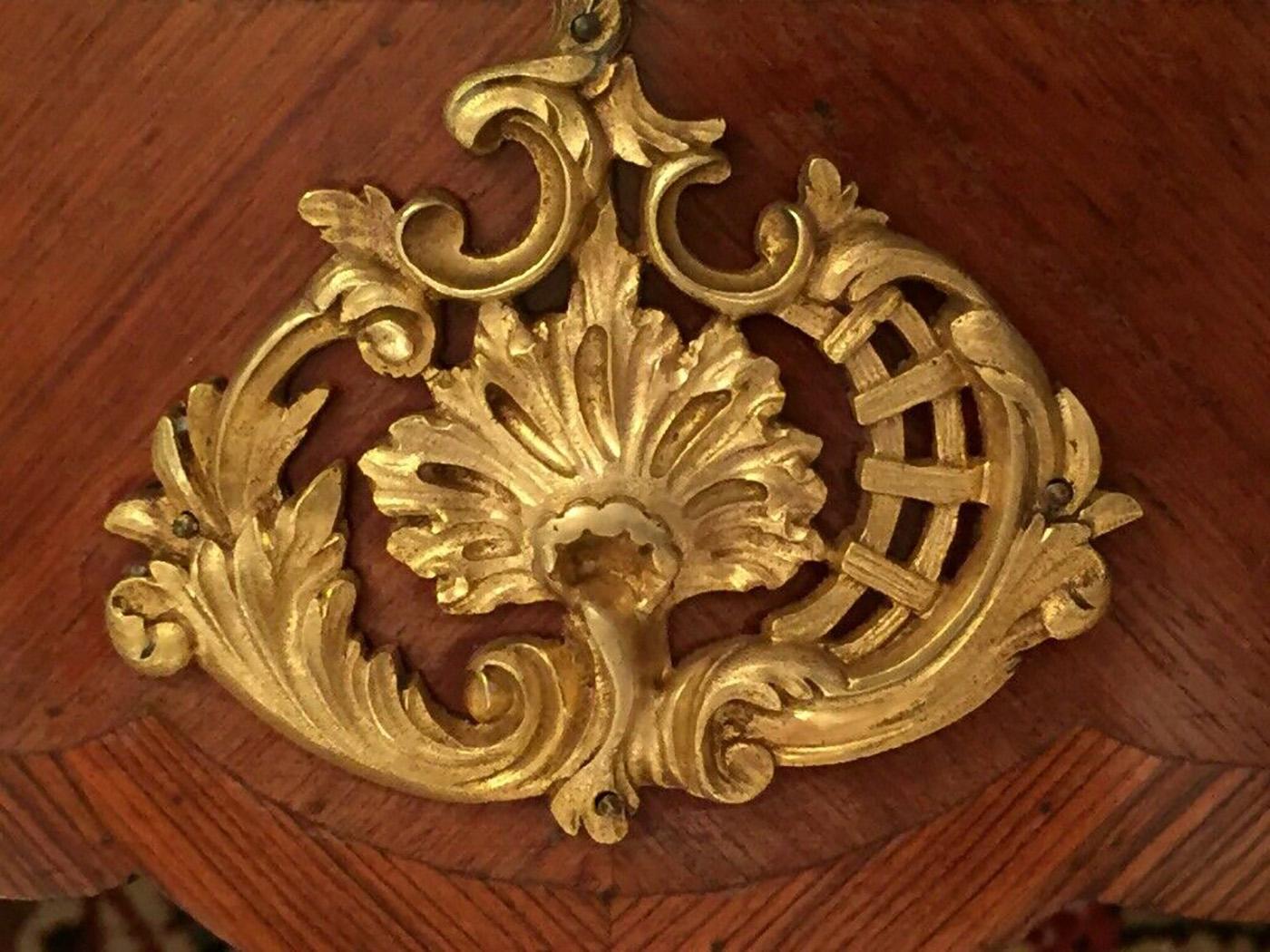 Beistelltisch im Louis XV.-Stil Gueridon Bronzes Veilchenholz Glieder-Glieder Quality im Angebot 3