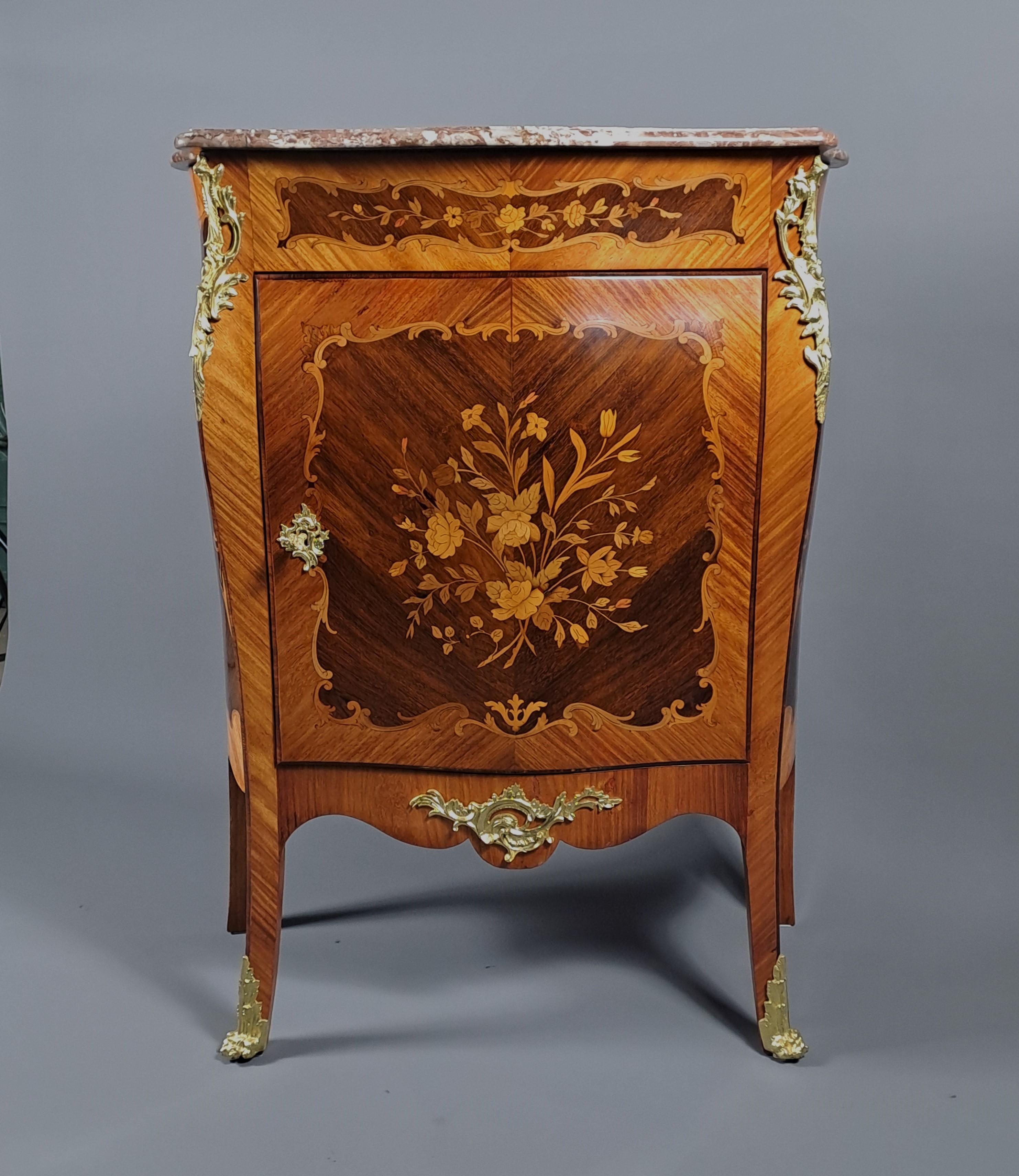 Credenza in stile Luigi XV con intarsio e bronzo dorato in vendita 3
