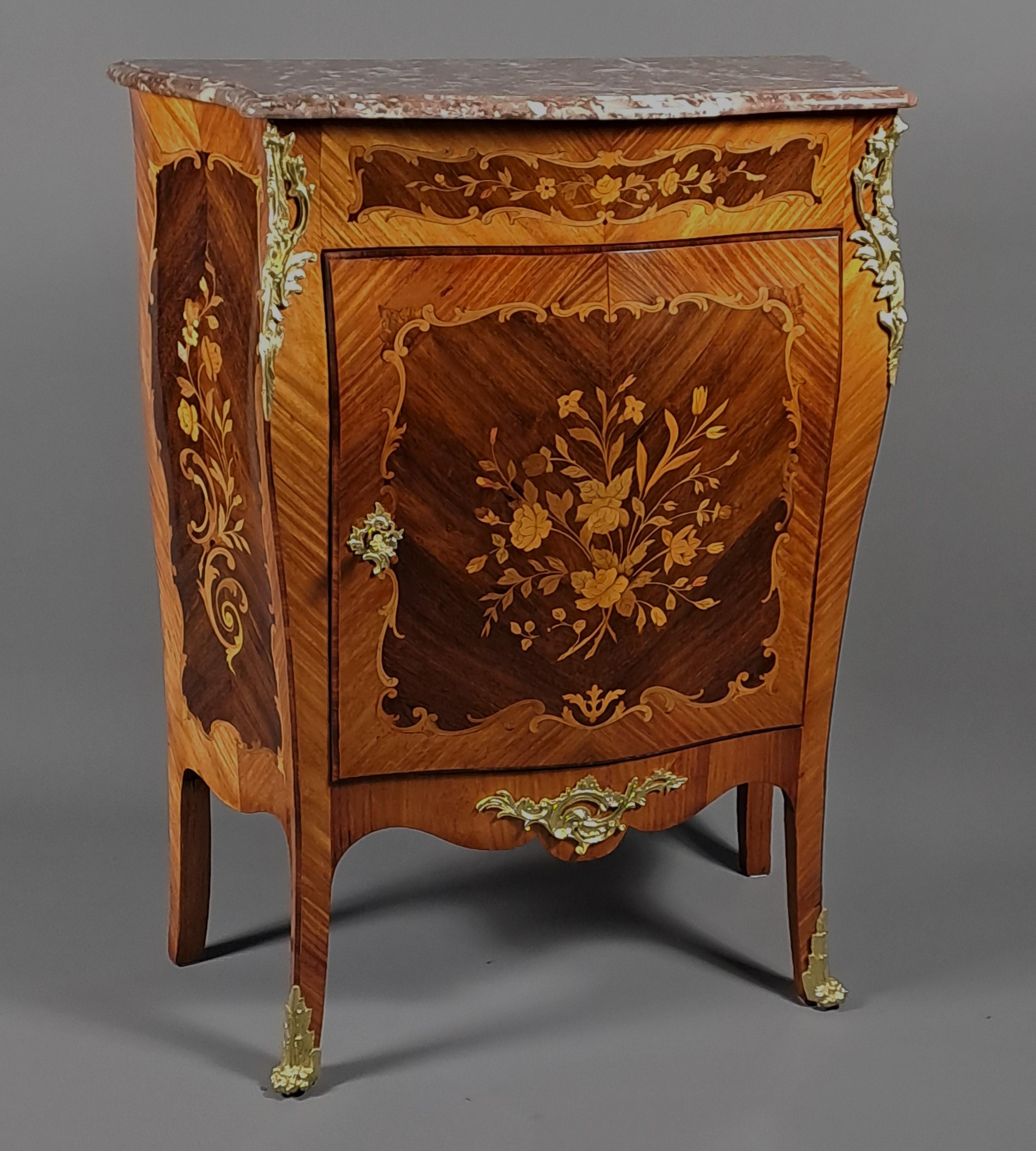 Credenza curva in stile Luigi XV in palissandro e intarsio di palissandro con bouquet floreali sul fronte e sui lati.

Aprire una porta.

Bellissimi ornamenti in bronzo dorato e cesellato.

Piano in marmo reale belga.

In ottime condizioni,