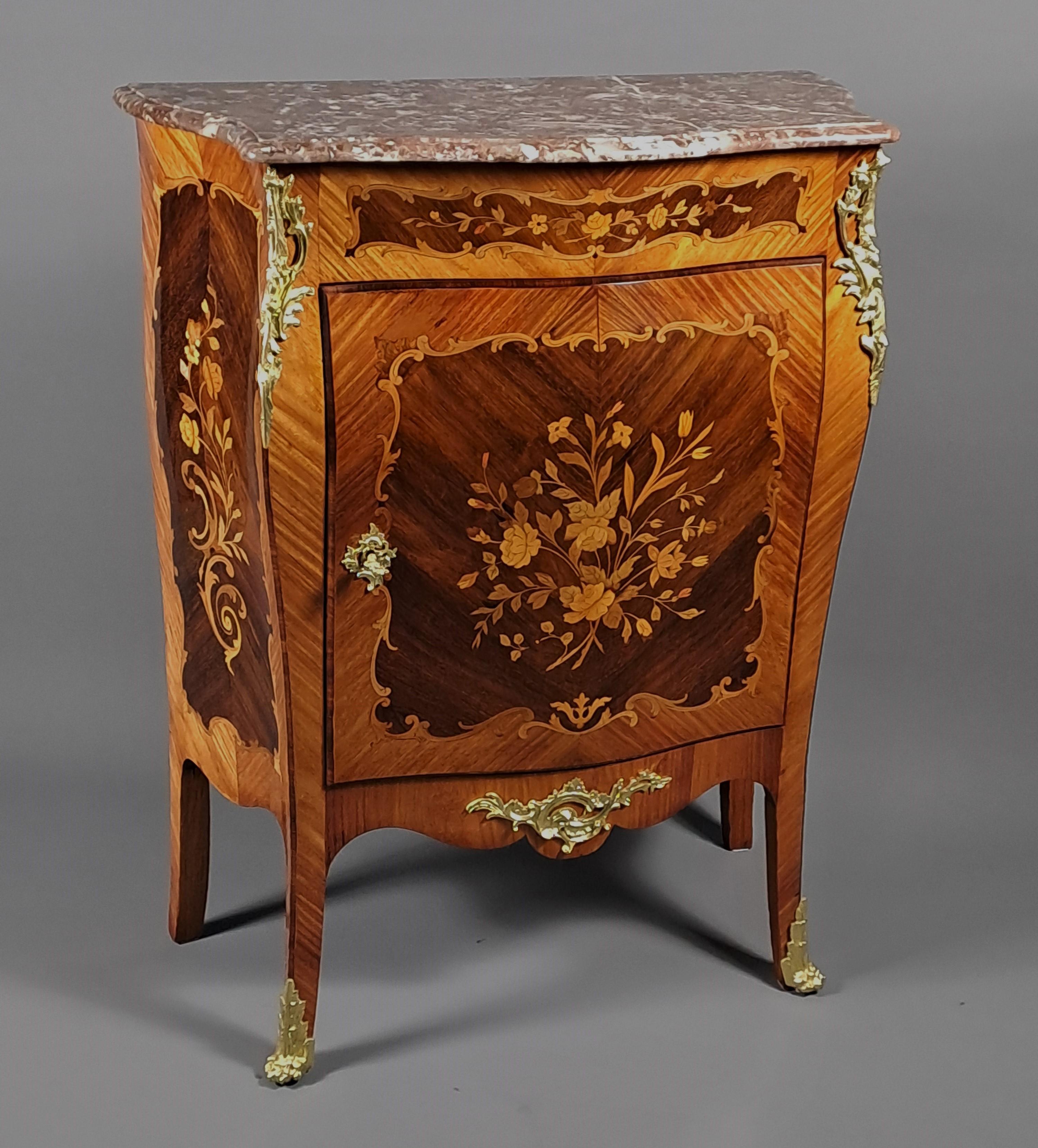 Francese Credenza in stile Luigi XV con intarsio e bronzo dorato in vendita