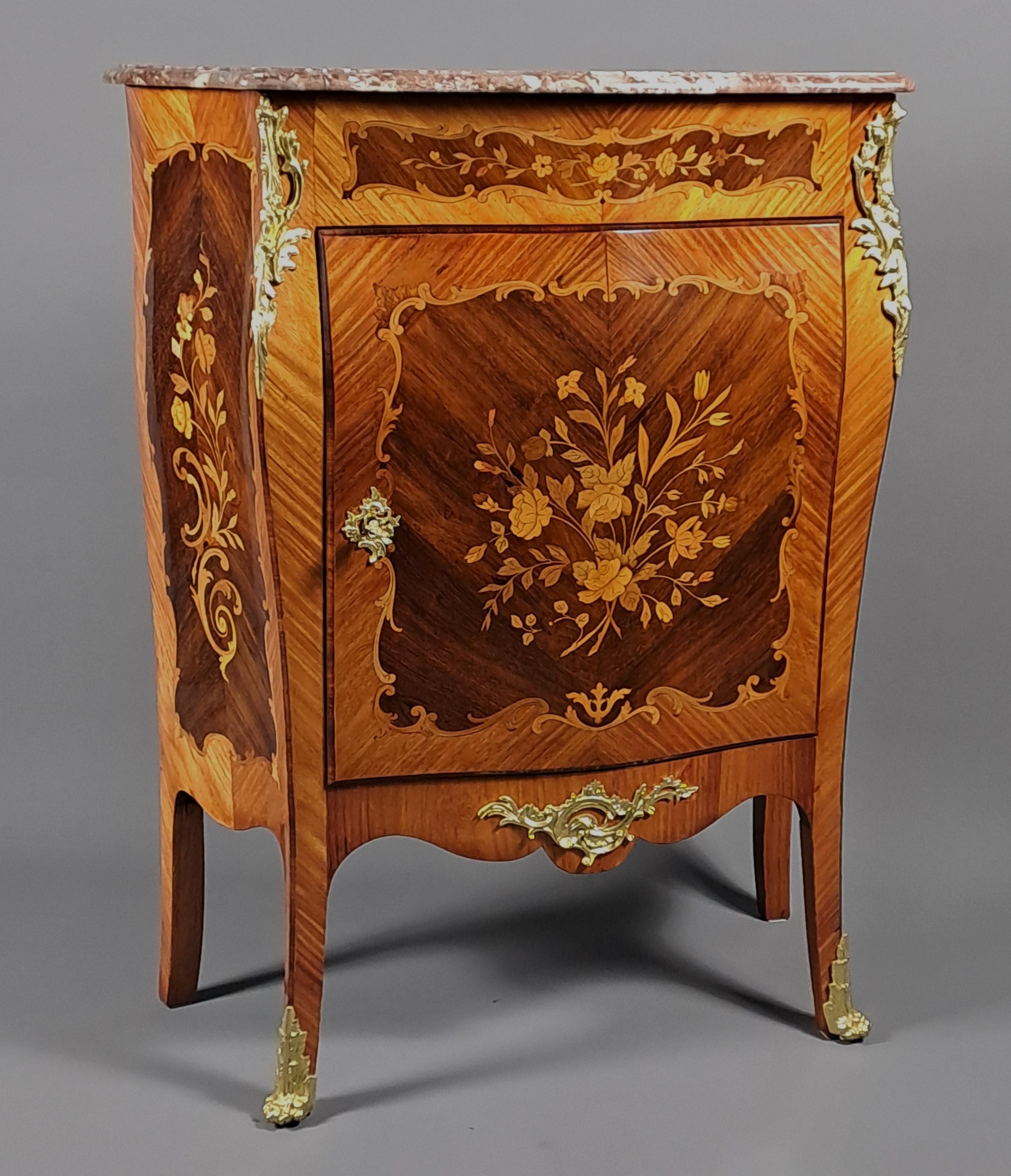 Marqueterie Credenza in stile Luigi XV con intarsio e bronzo dorato in vendita