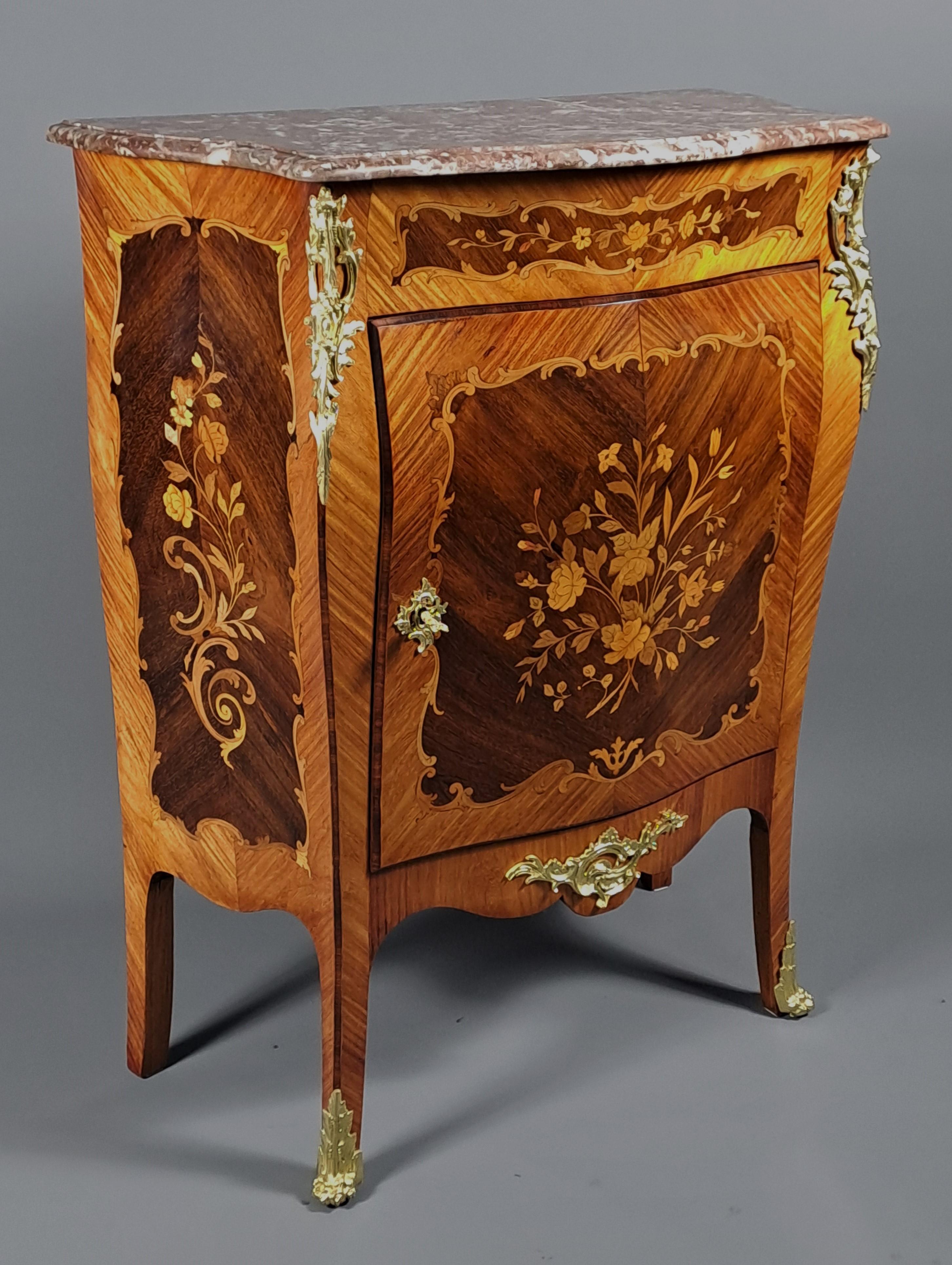 Credenza in stile Luigi XV con intarsio e bronzo dorato In condizioni buone in vendita a BARSAC, FR