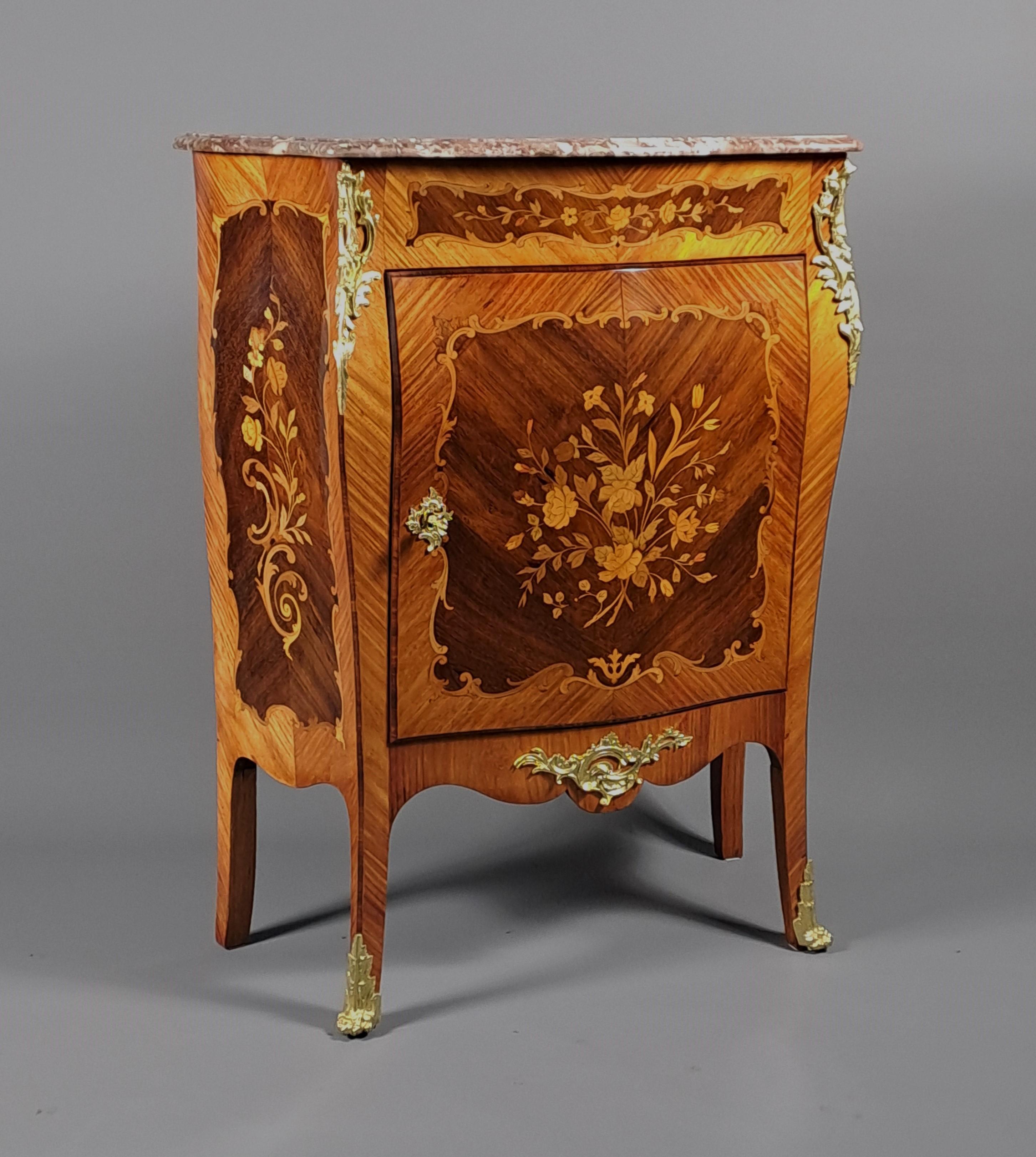XIX secolo Credenza in stile Luigi XV con intarsio e bronzo dorato in vendita