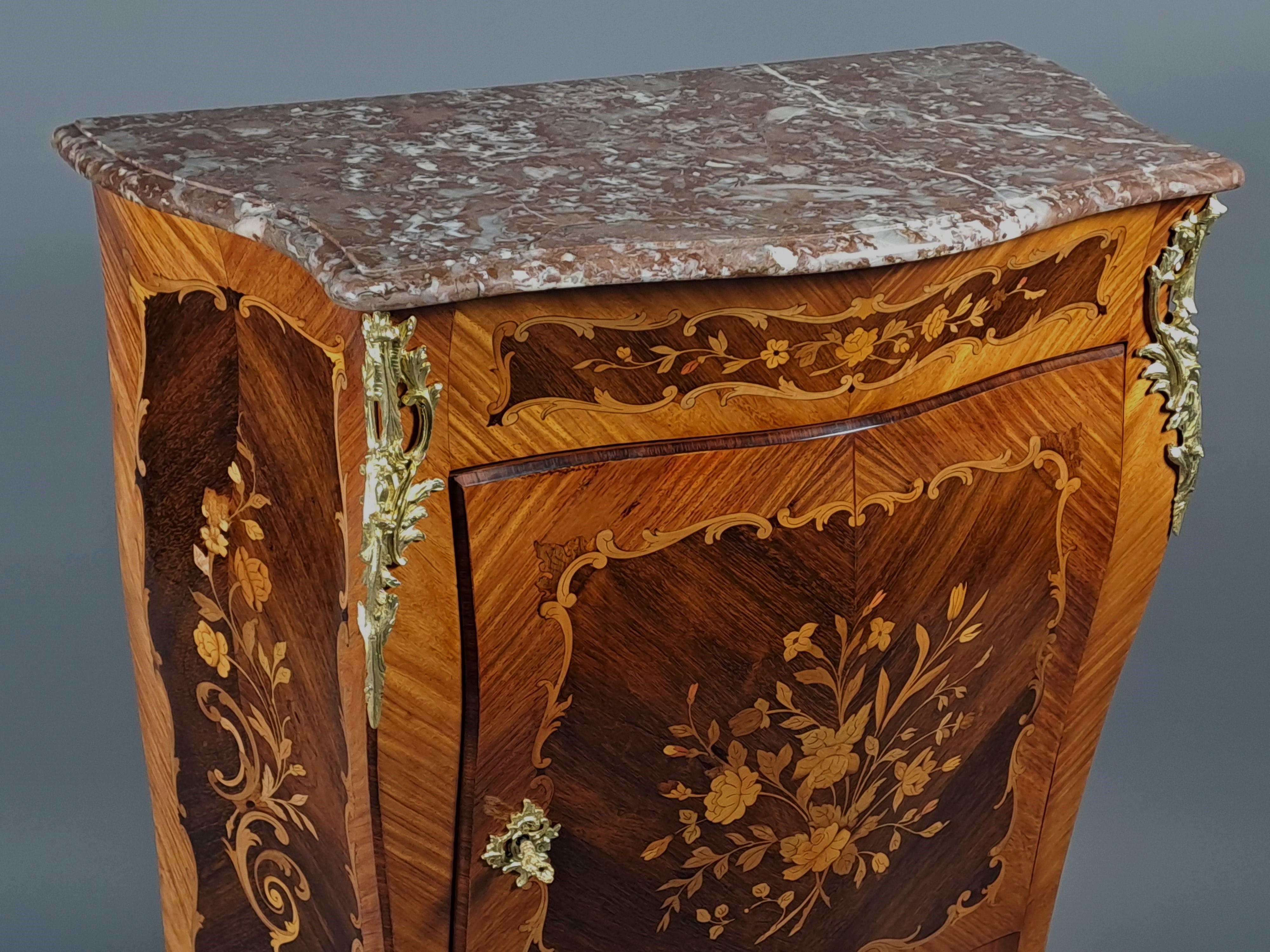 Bronzo Credenza in stile Luigi XV con intarsio e bronzo dorato in vendita