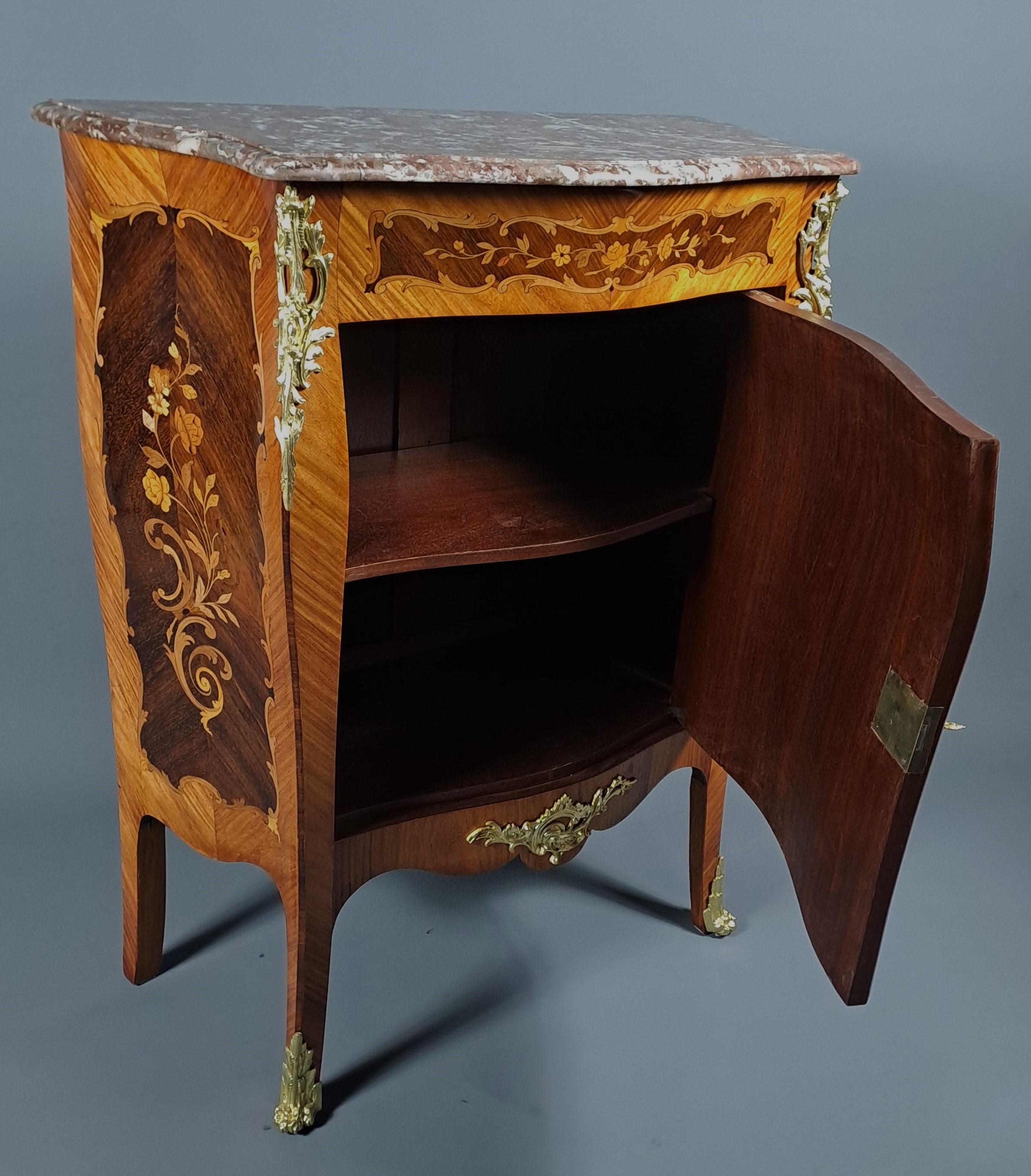 Credenza in stile Luigi XV con intarsio e bronzo dorato in vendita 1