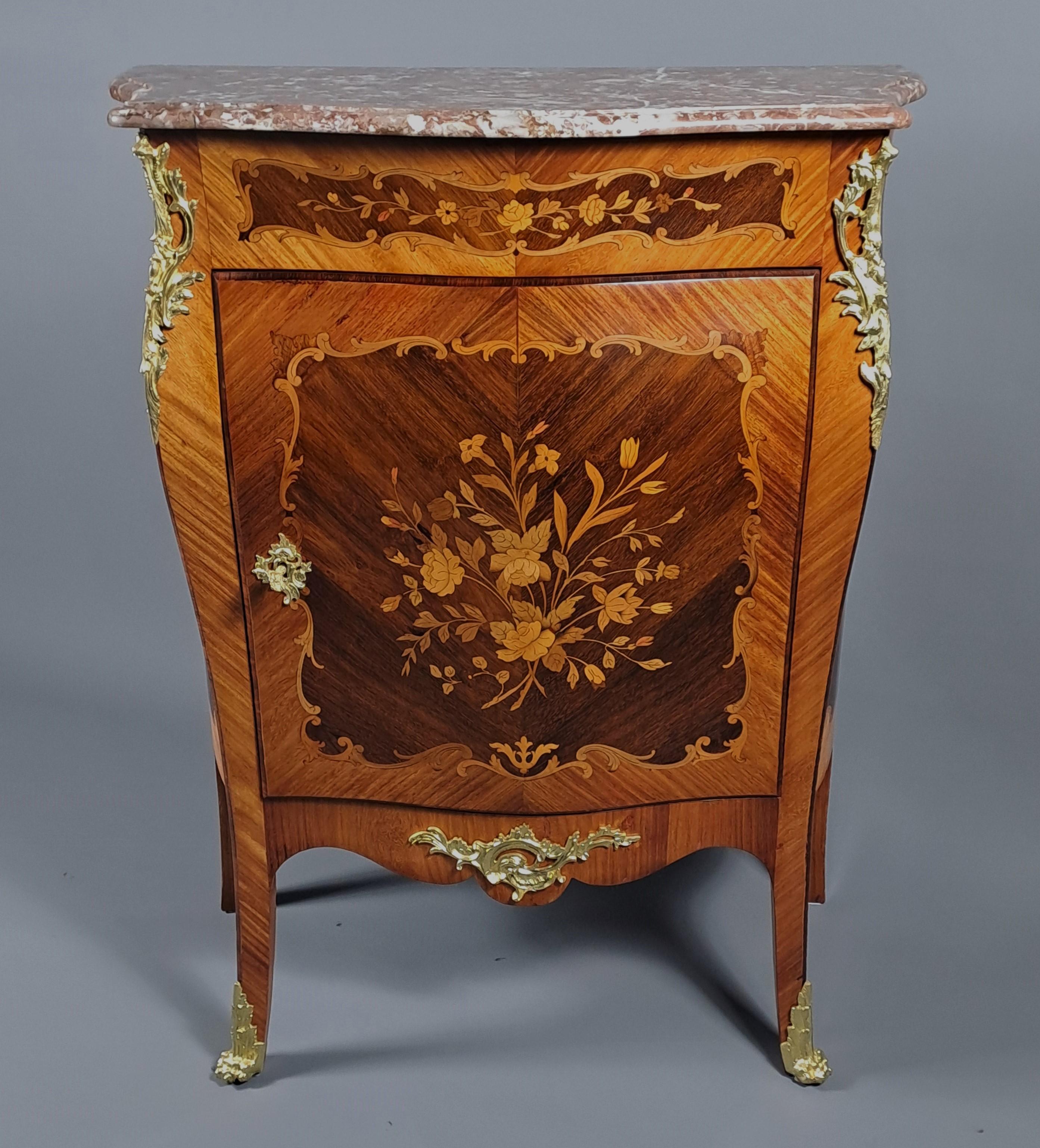 Credenza in stile Luigi XV con intarsio e bronzo dorato in vendita 2