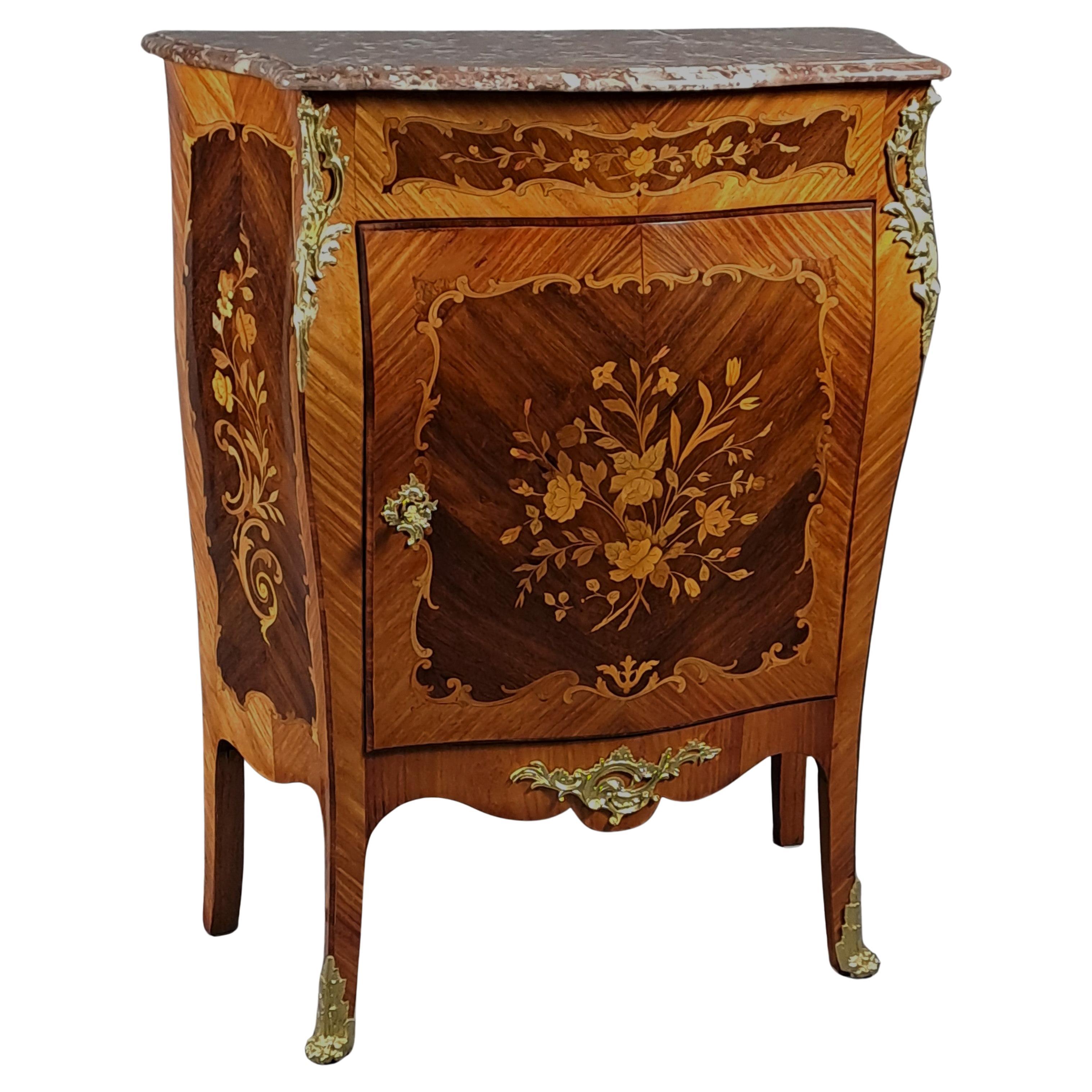 Credenza in stile Luigi XV con intarsio e bronzo dorato