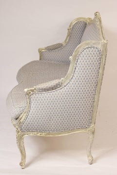Settee en cuir feuilleté d'argent de style Louis XV