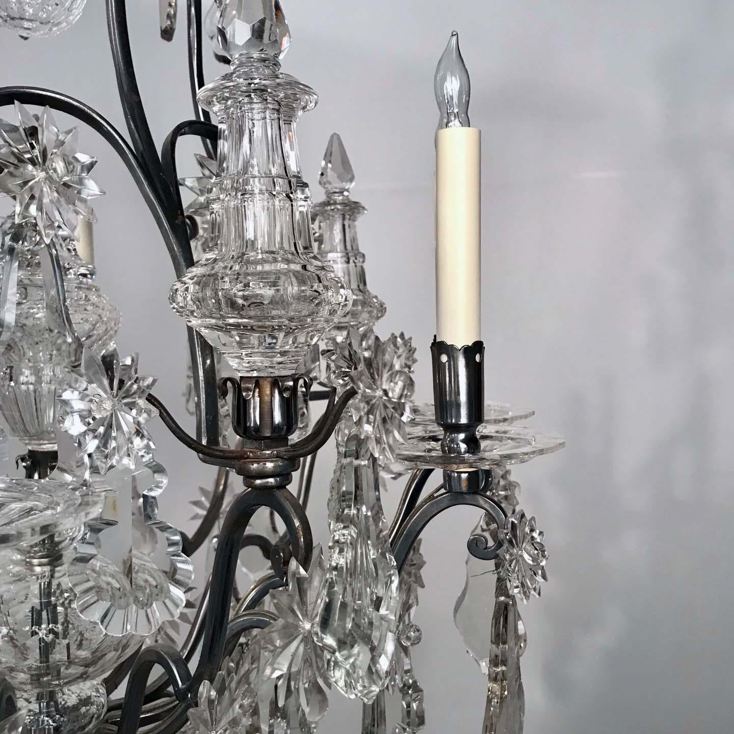 Kronleuchter aus versilberter Bronze und Kristall im Louis XV.-Stil im Angebot 4