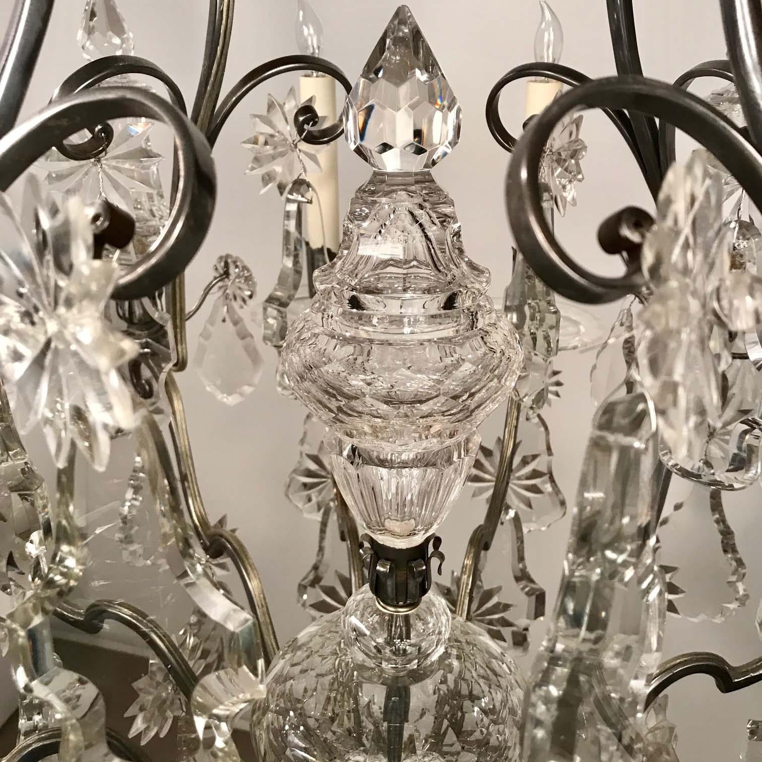 Kronleuchter aus versilberter Bronze und Kristall im Louis XV.-Stil im Angebot 1