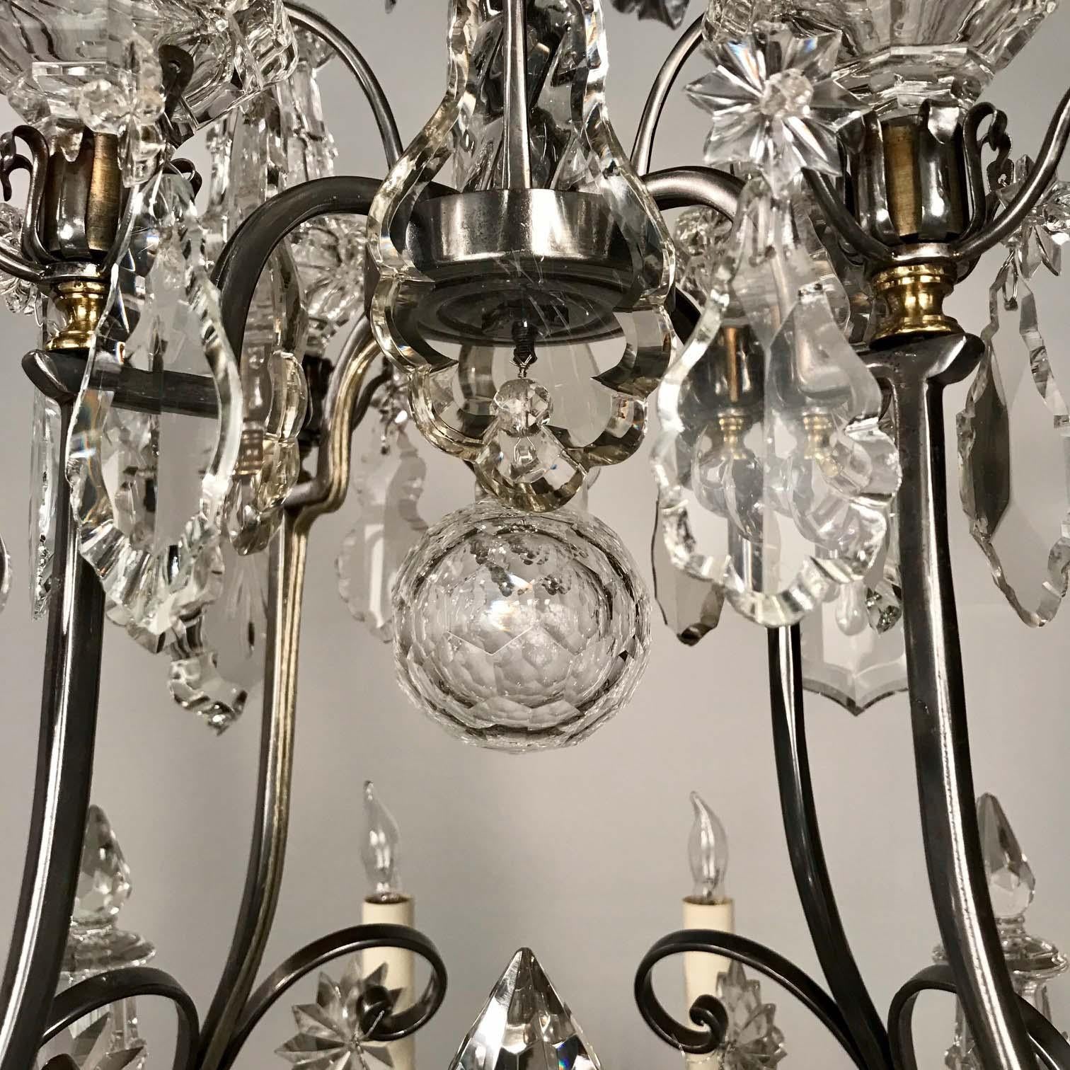 Kronleuchter aus versilberter Bronze und Kristall im Louis XV.-Stil im Angebot 2