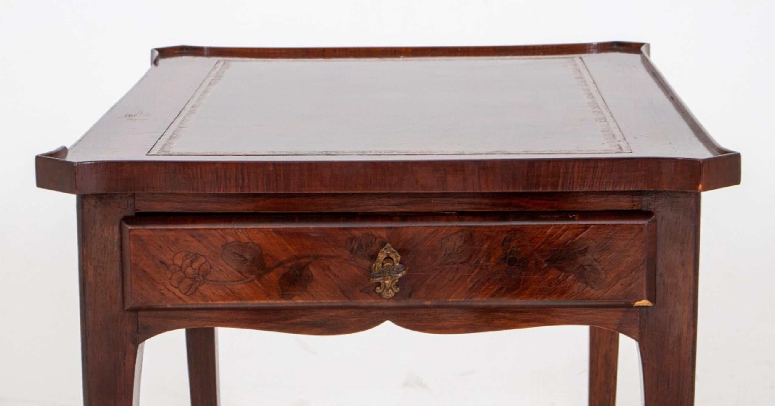 Placage Petite table à écrire de style Louis XV, C.C. en vente