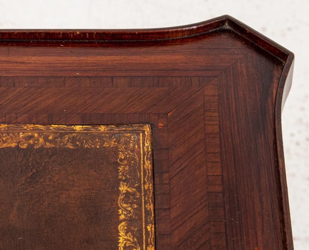 Petite table à écrire de style Louis XV, C.C. Bon état - En vente à New York, NY