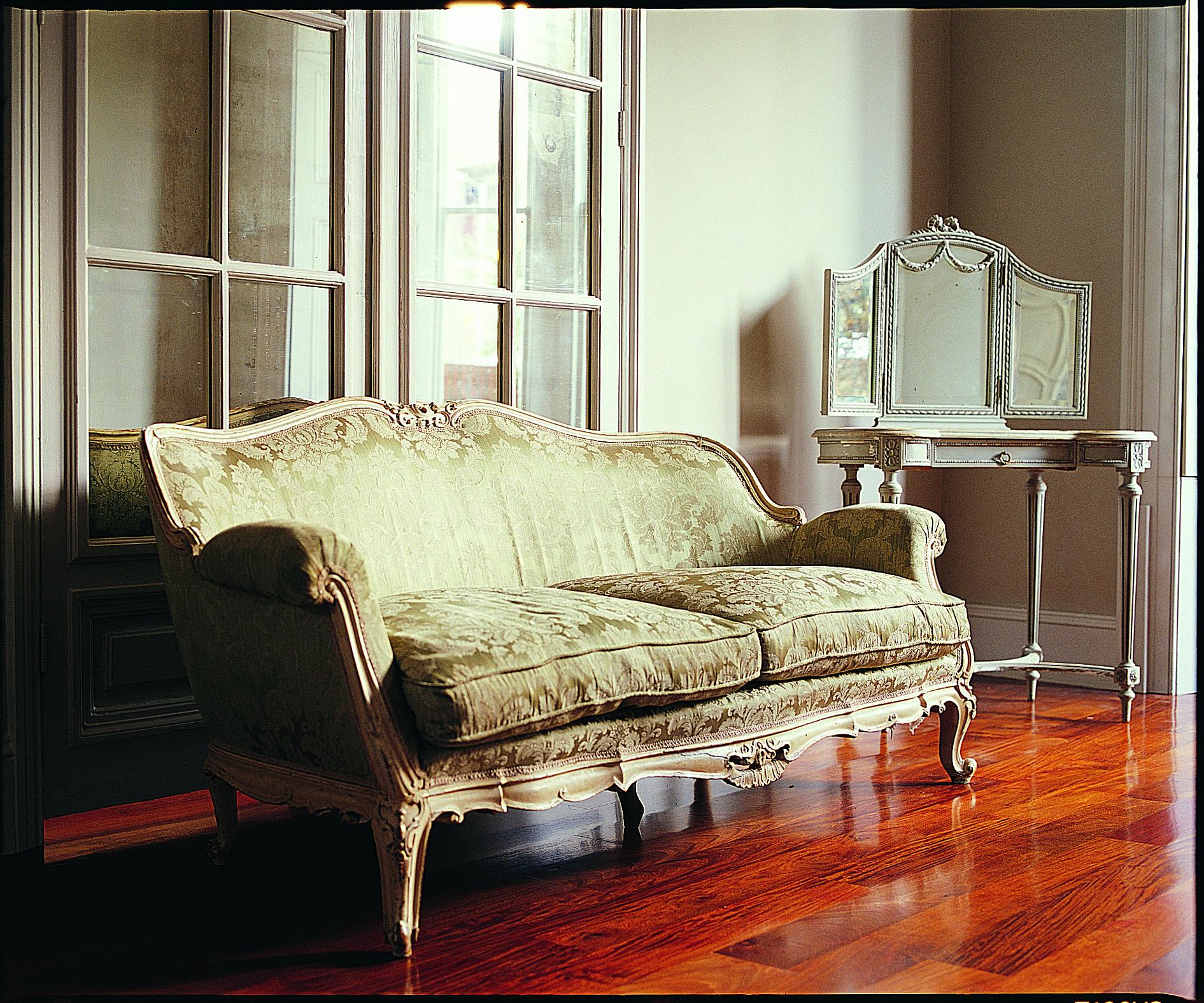 Freistehendes, handgeschnitztes Sofa im Stil Louis XV mit geschwungener Rückenlehne. Handgefertigt in antikem Weiß und leicht gealtert. Gepolstert in einem Lelievre-Damaststoff mit tiefen, gefüllten Federkissen. Der Preis beinhaltet den Stoff wie