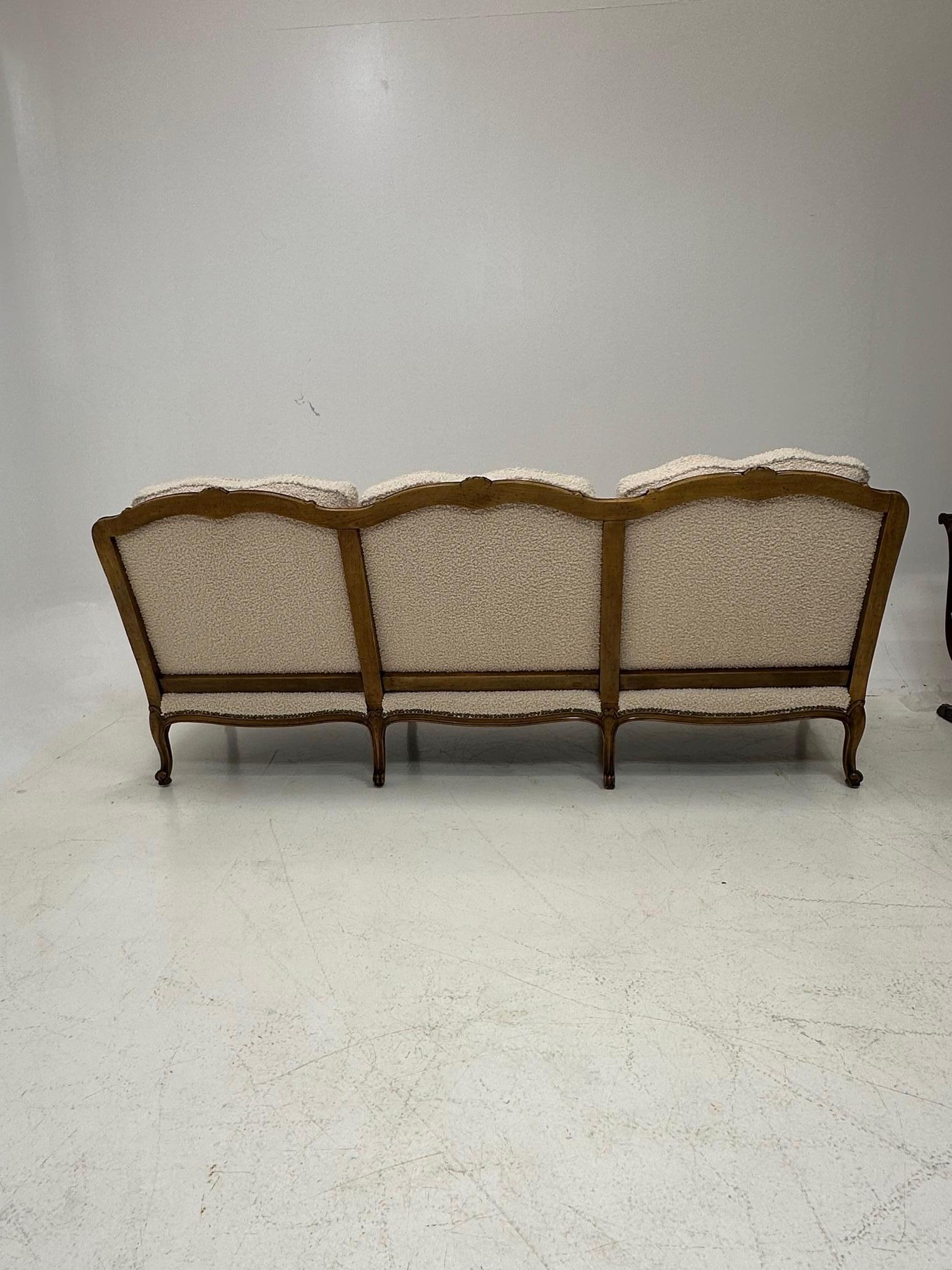  Sofa im Louis-XV-Stil aus weißem italienischem Bouclé  im Zustand „Gut“ im Angebot in Saint Louis, US