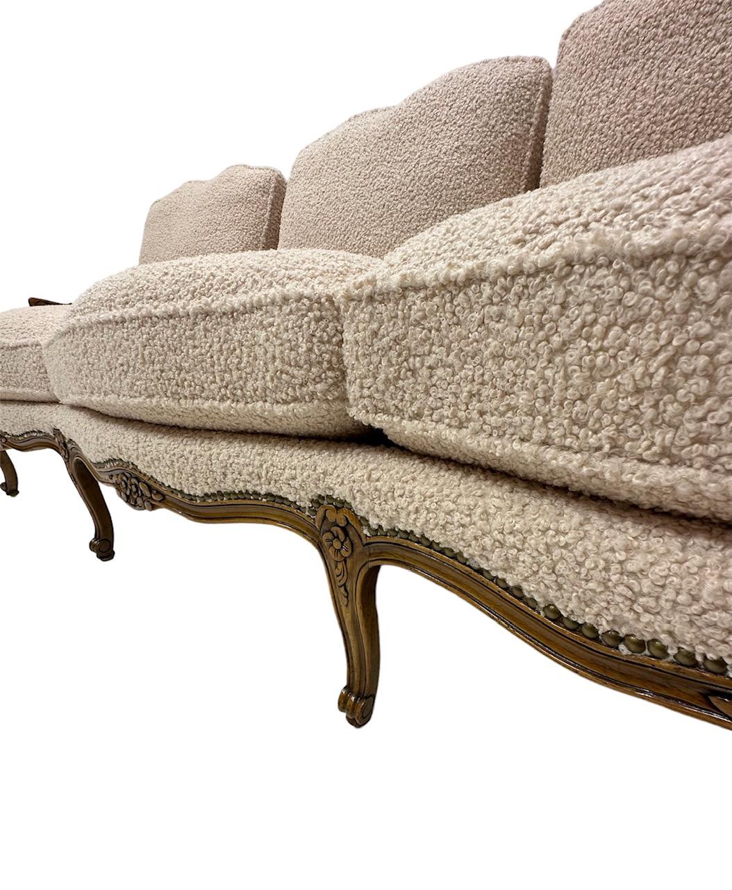 Sofa im Louis-XV-Stil aus weißem italienischem Bouclé  (amerikanisch) im Angebot