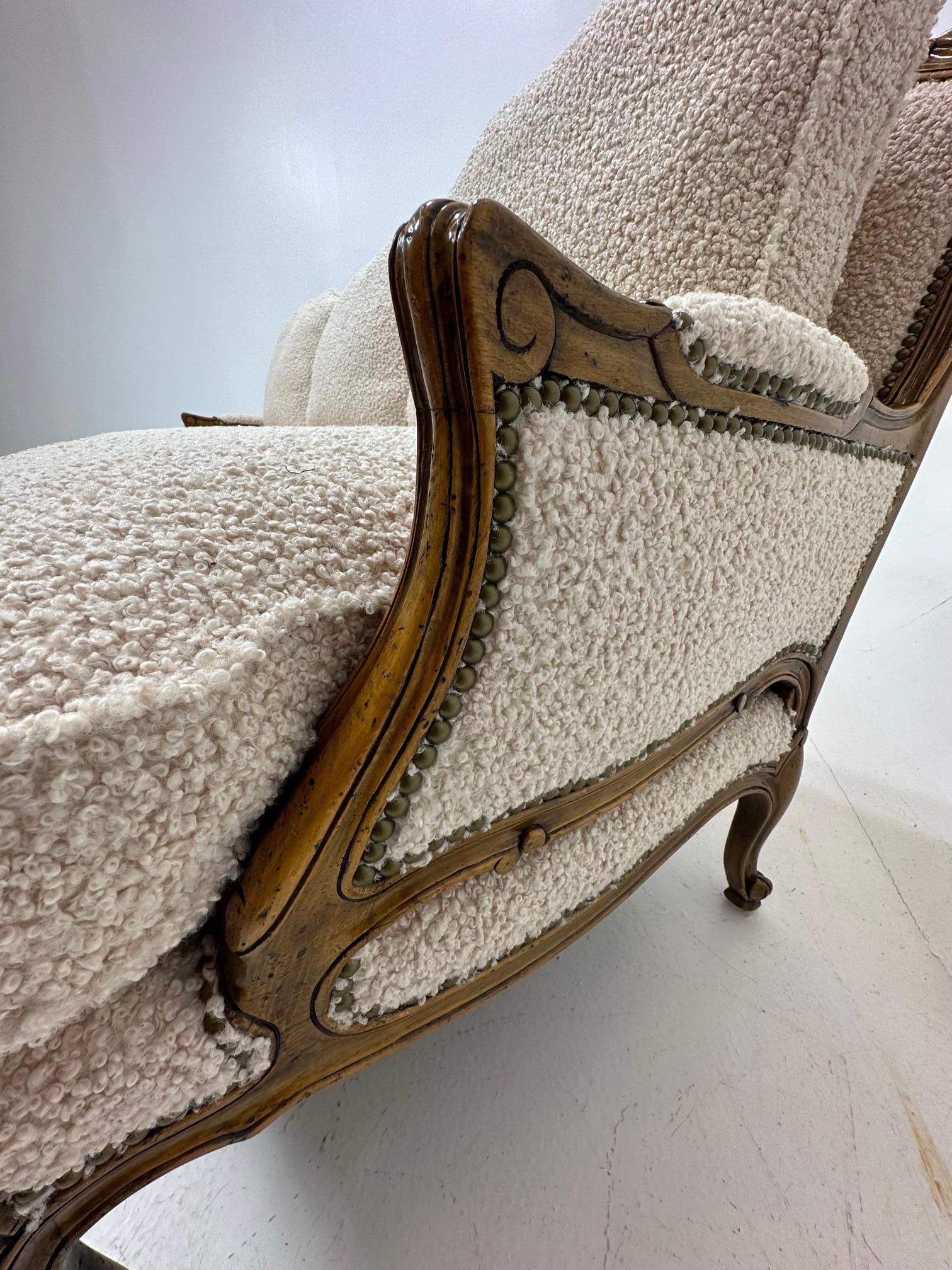  Sofa im Louis-XV-Stil aus weißem italienischem Bouclé  (Barock) im Angebot